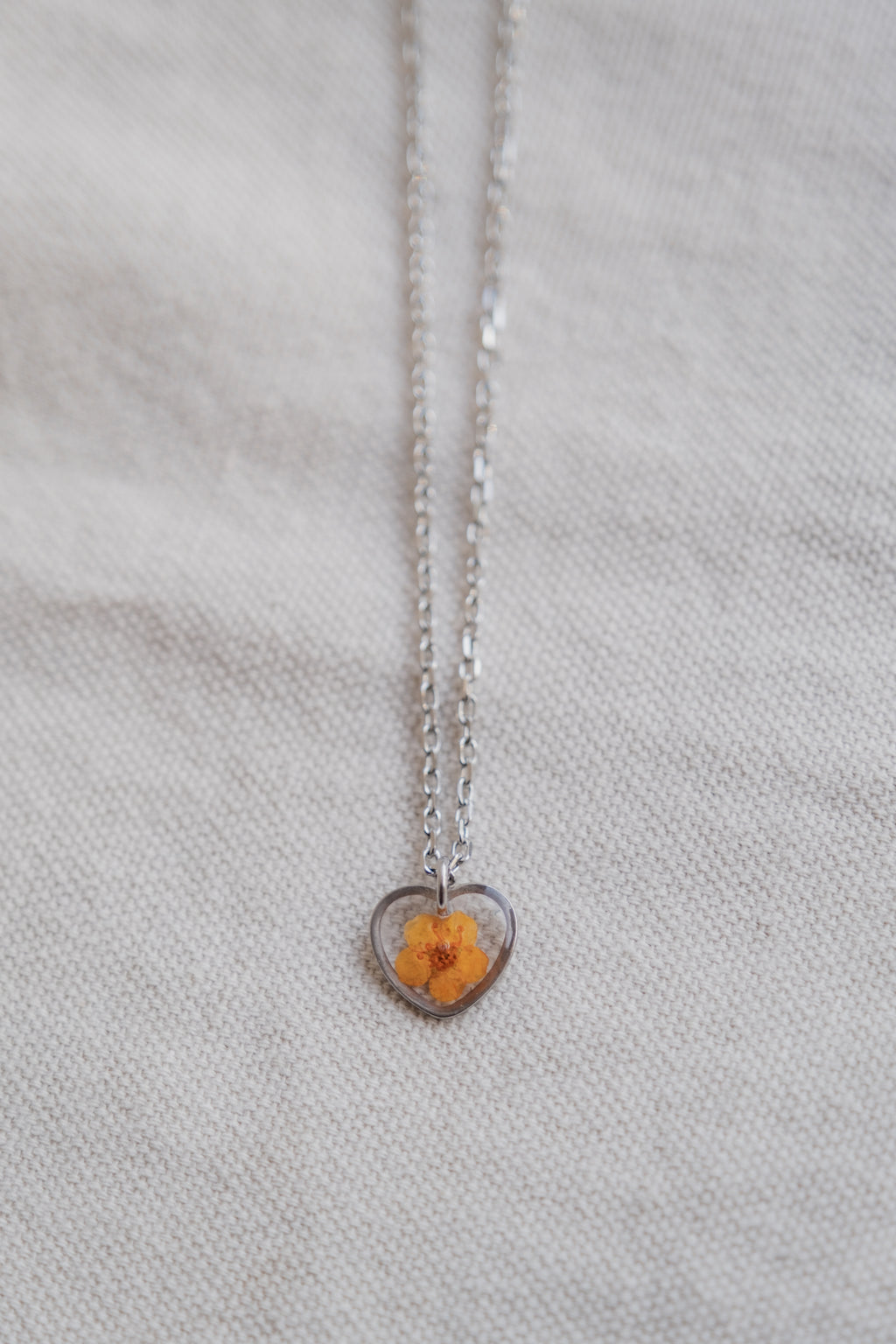 Collana cuore con narciso