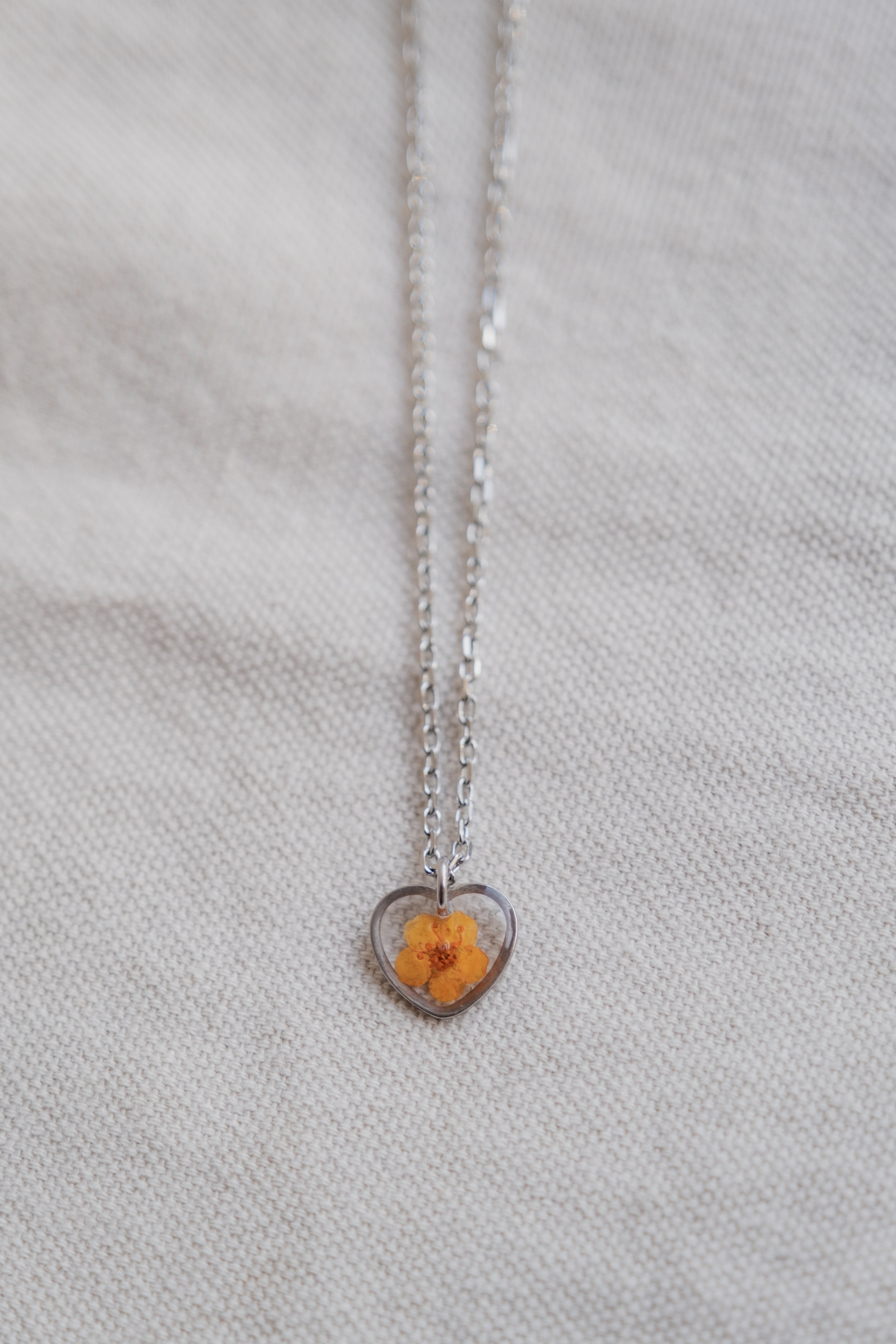 Collana cuore con narciso