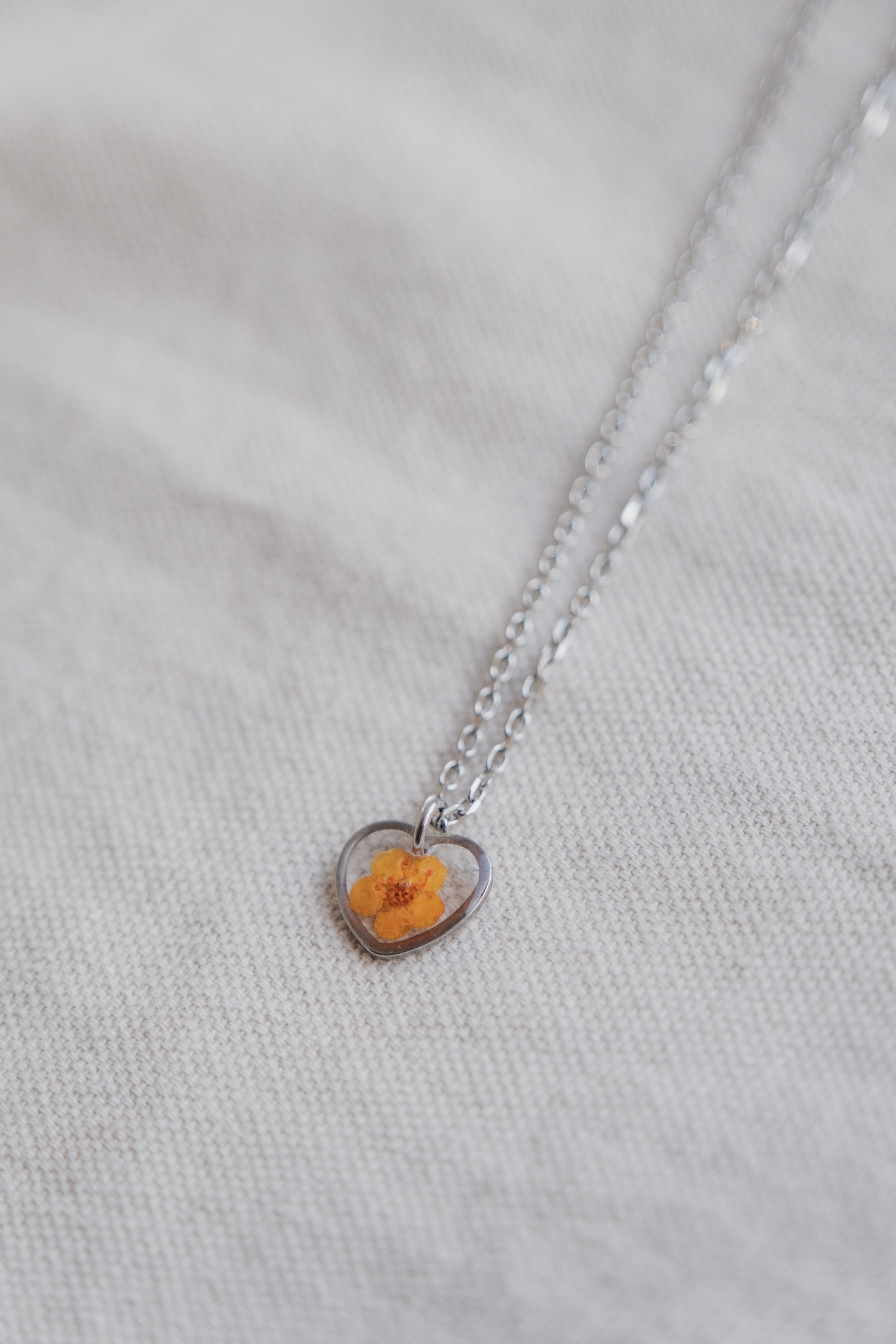 Collana cuore con narciso