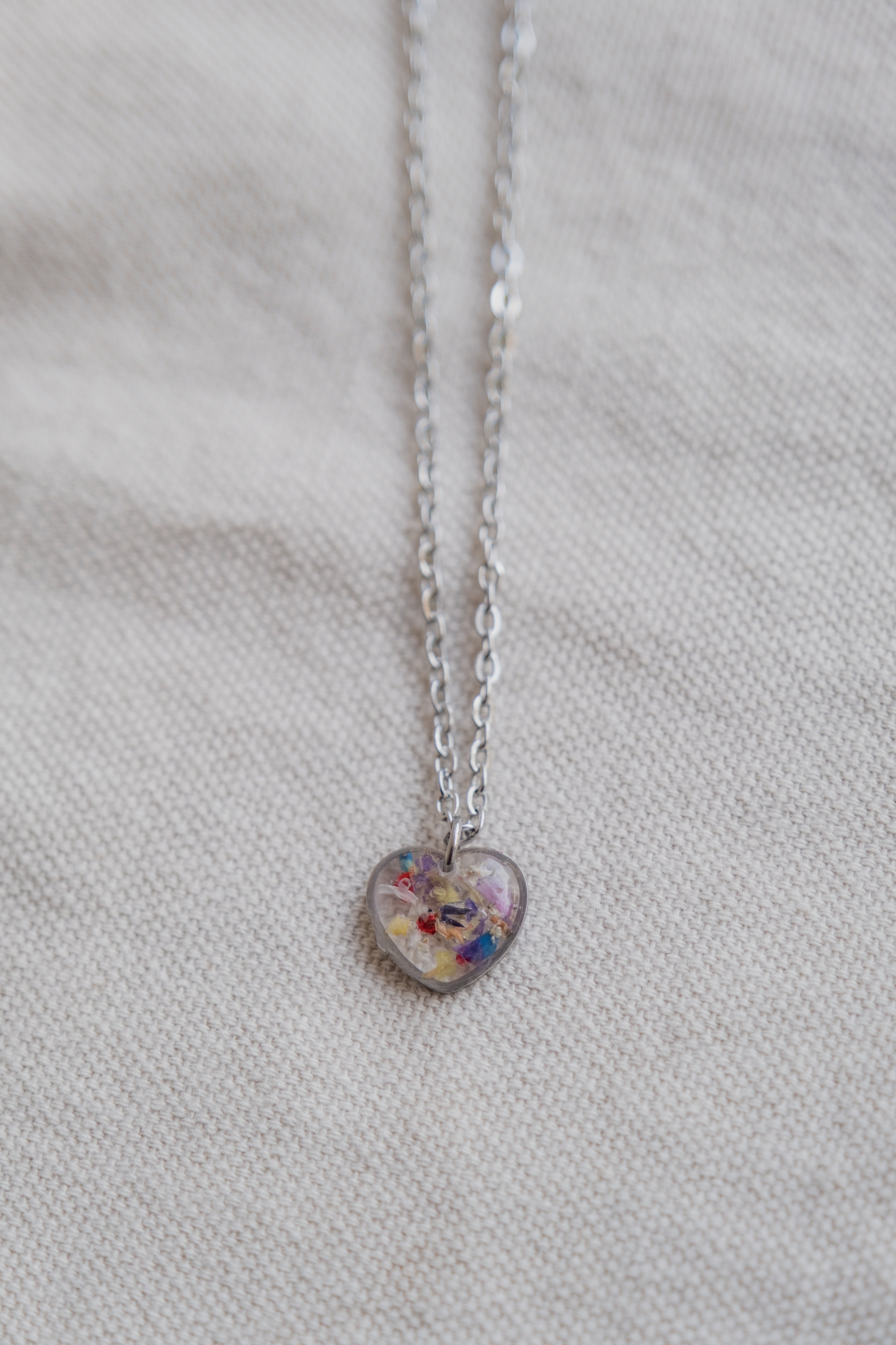 Collana con mix di frammenti di fiori e foglia oro/argento
