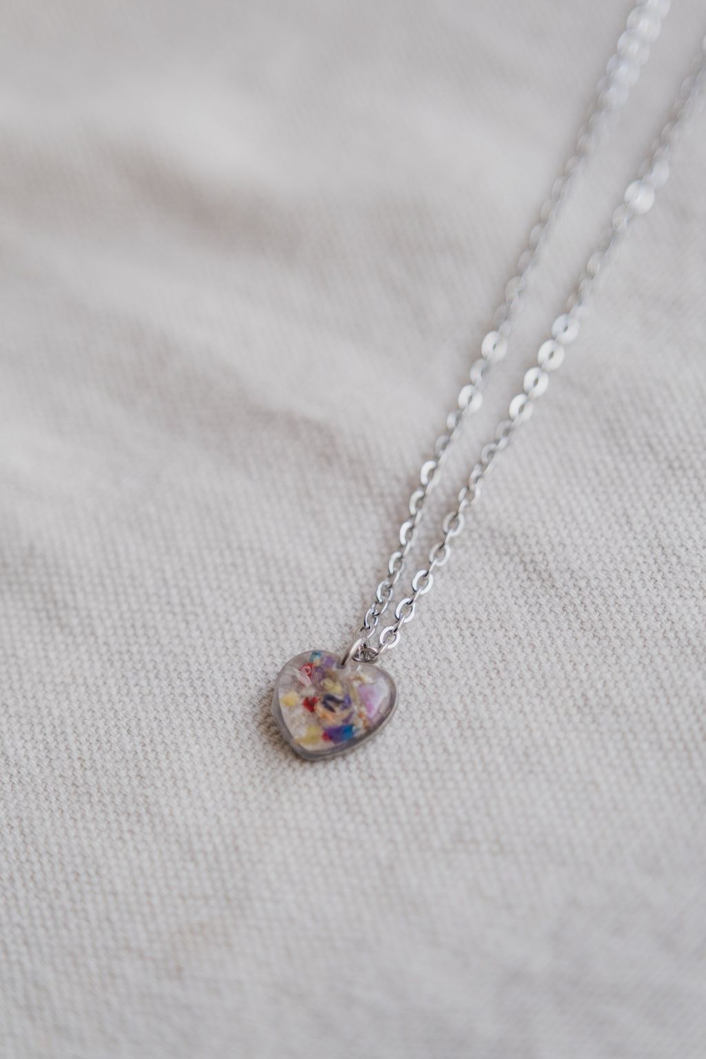Collana con mix di frammenti di fiori e foglia oro/argento