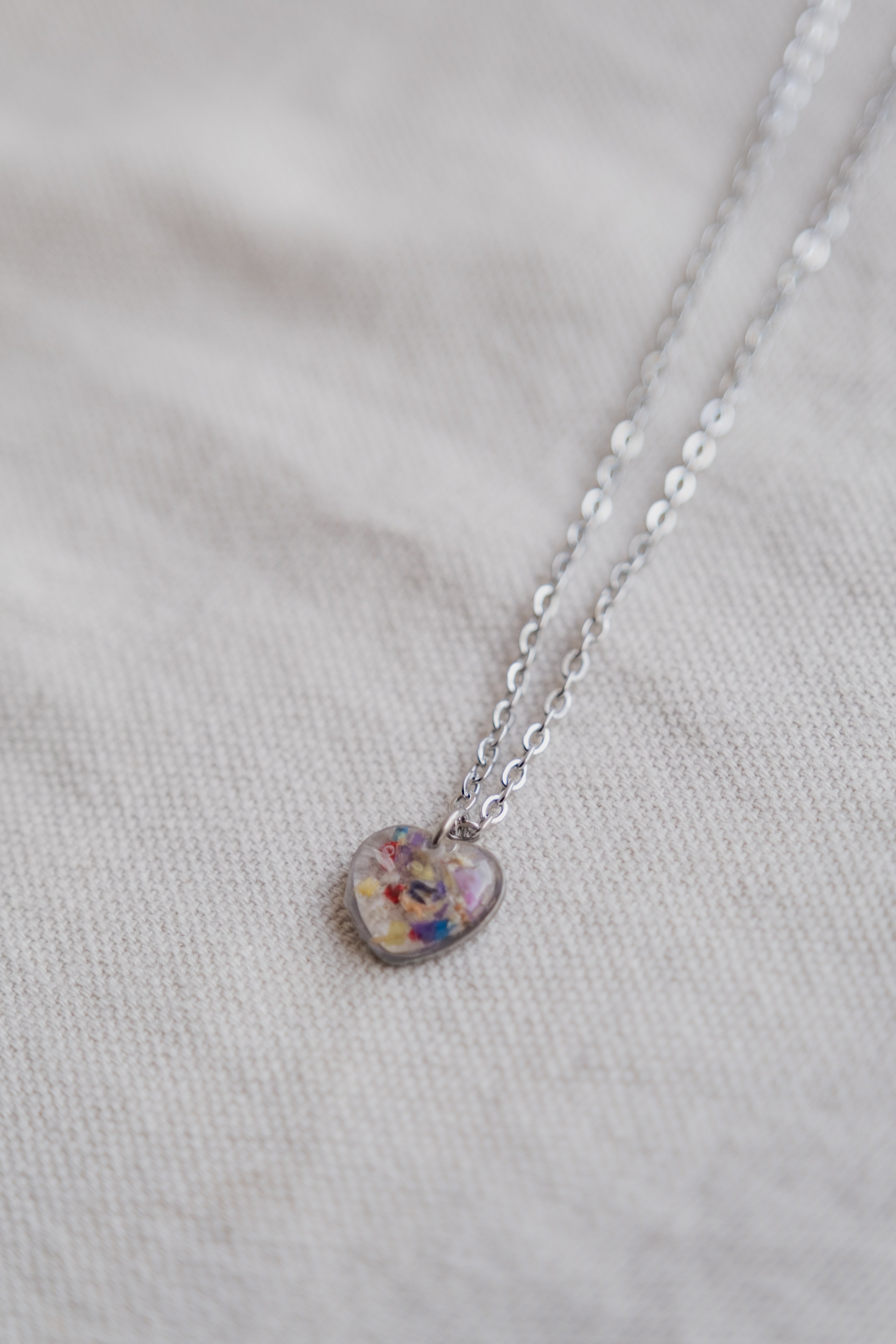 Collana con mix di frammenti di fiori e foglia oro/argento