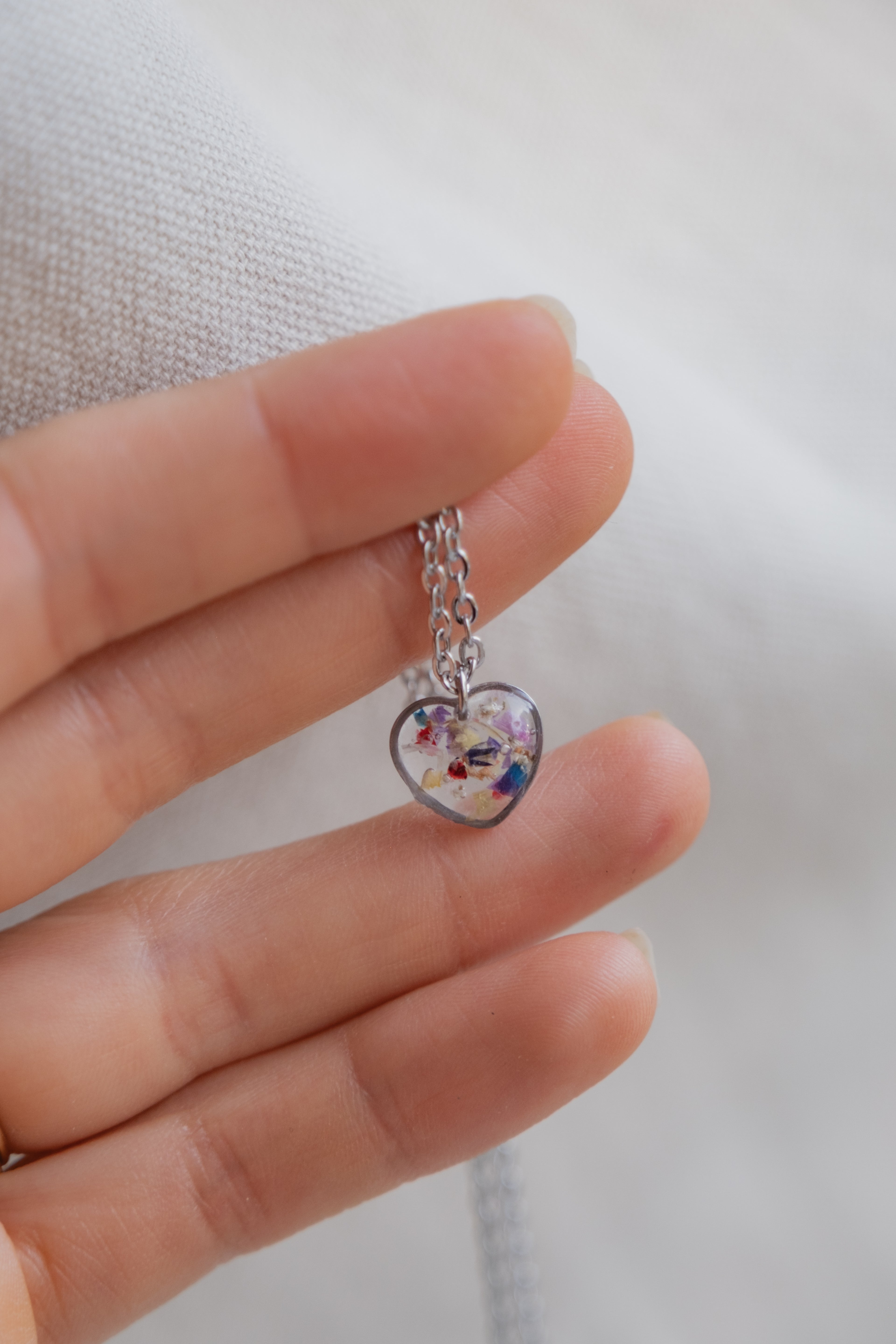 Collana con mix di frammenti di fiori e foglia oro/argento