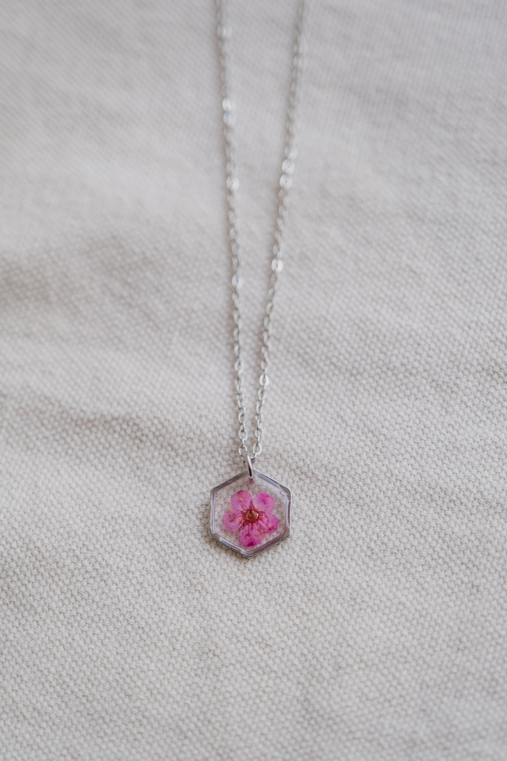 Collana esagonale con narciso