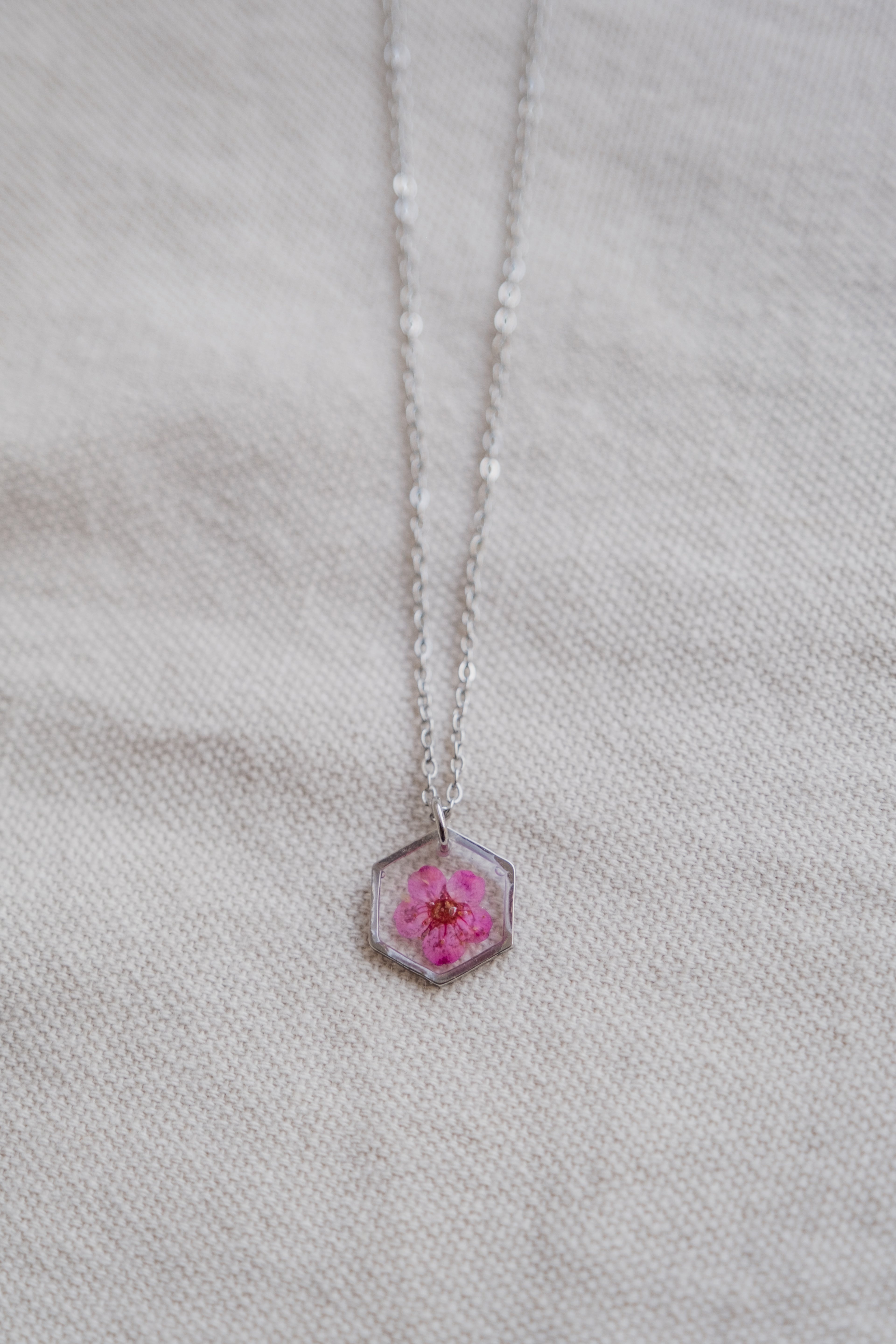 Collana esagonale con narciso