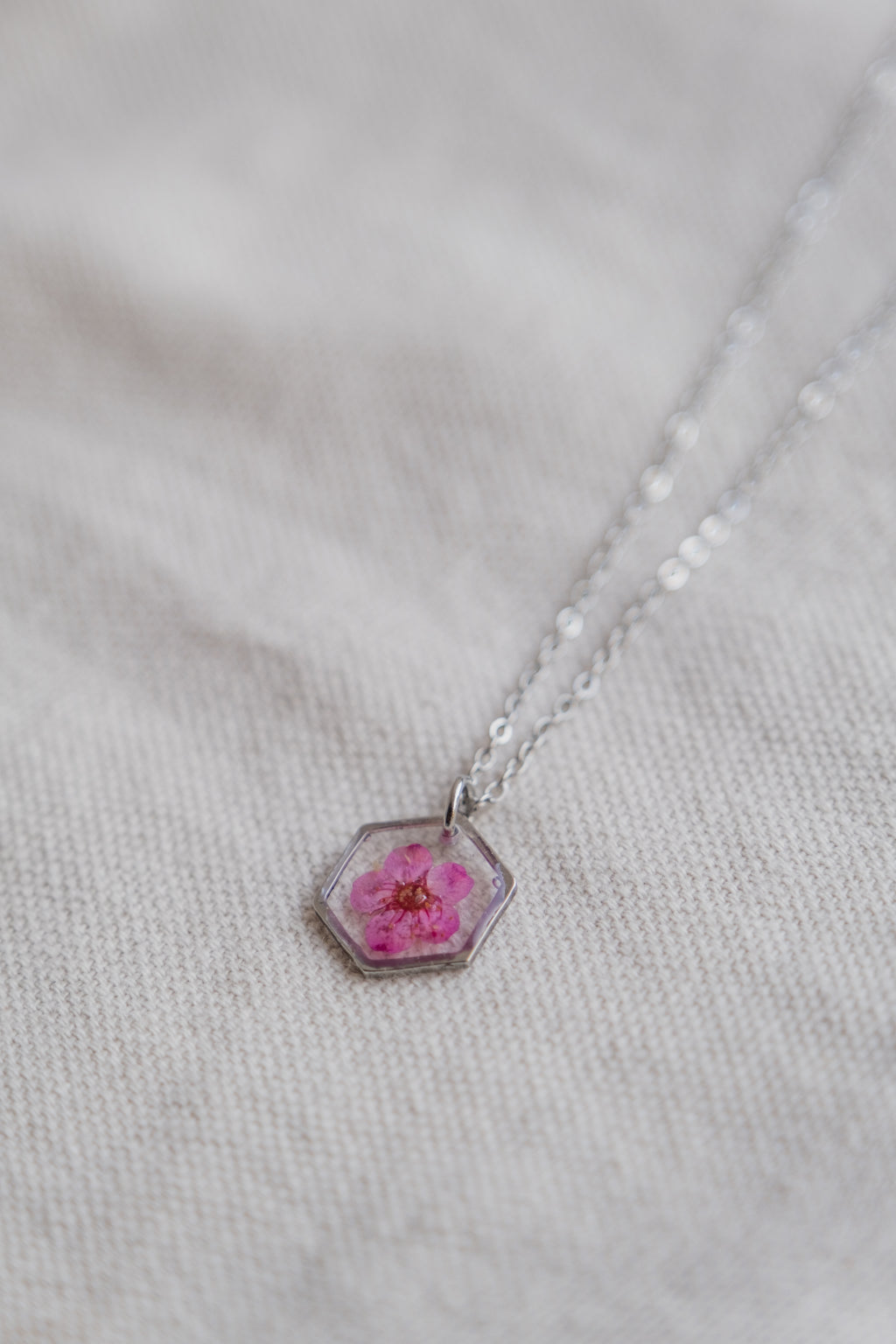 Collana esagonale con narciso