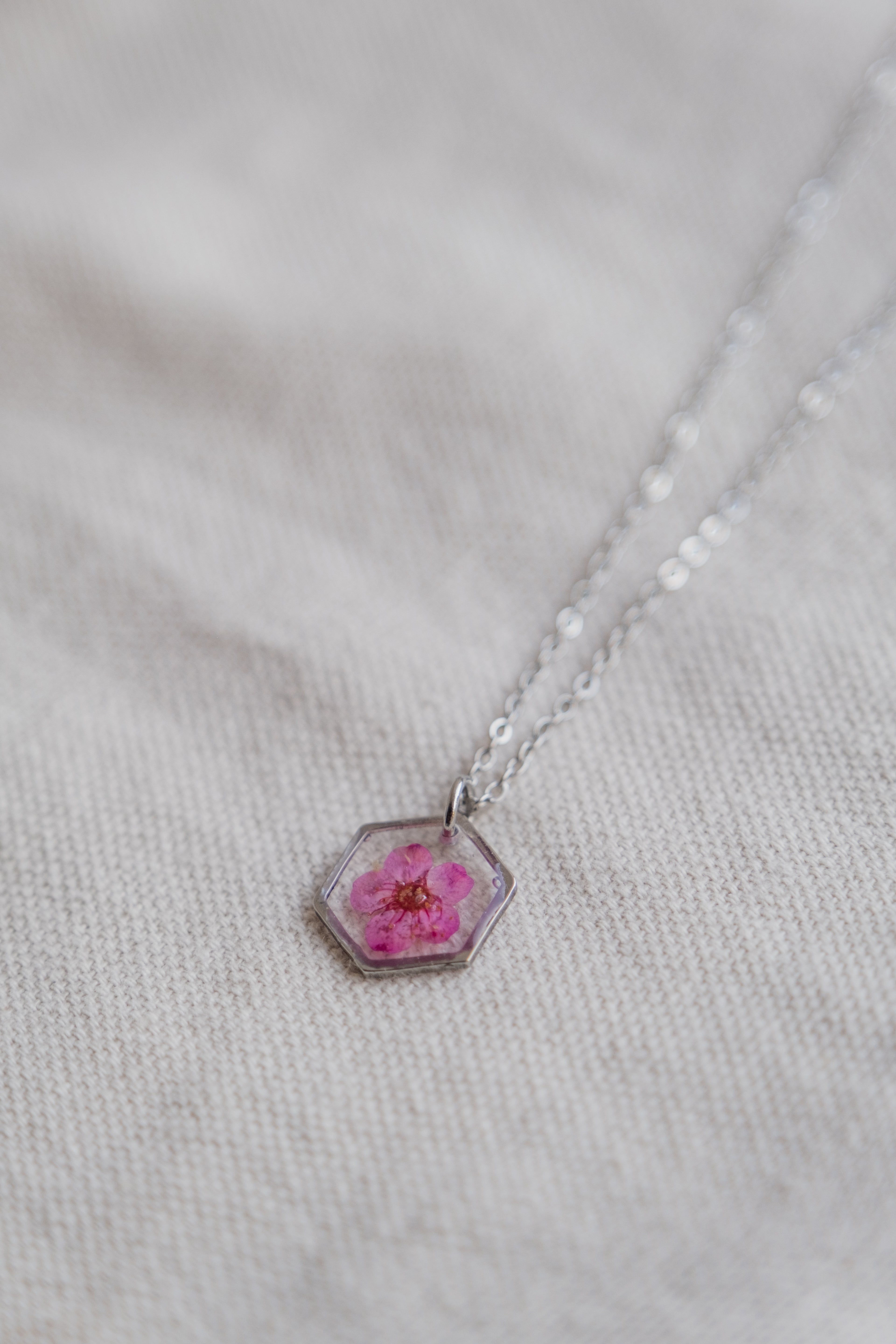 Collana esagonale con narciso