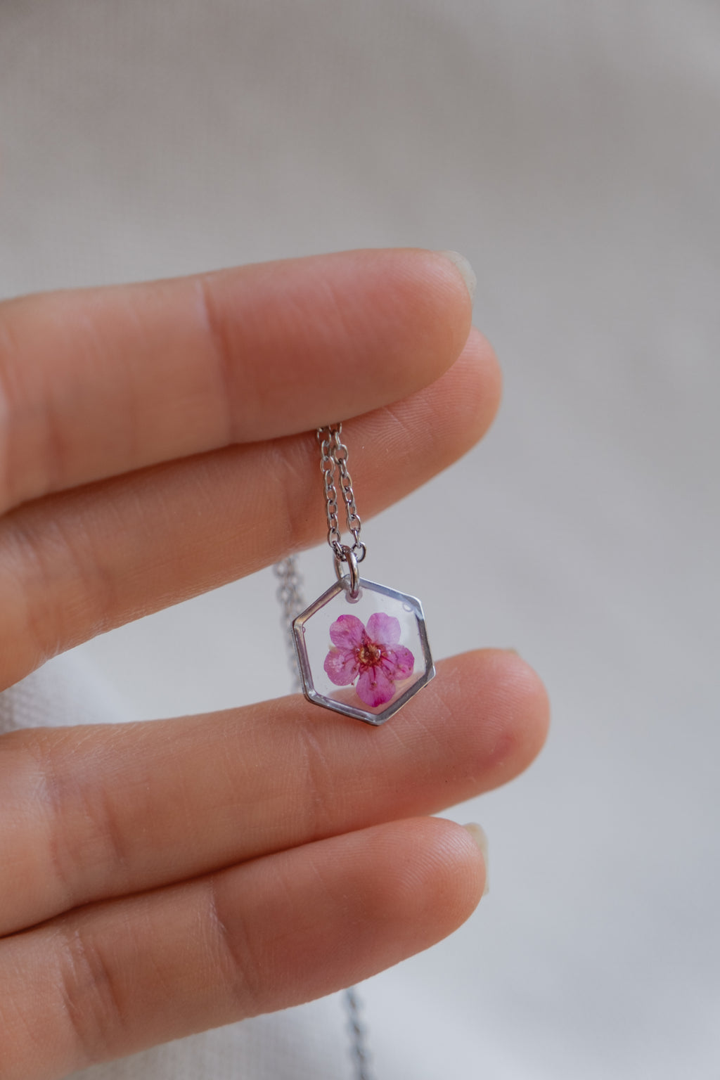 Collana esagonale con narciso