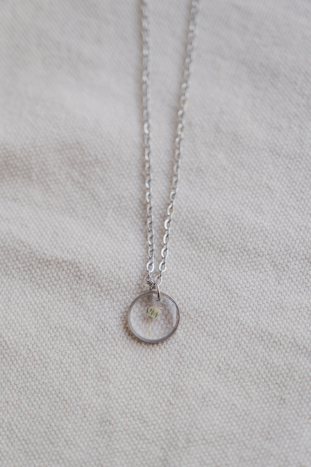 Collana con gypsophila bianca