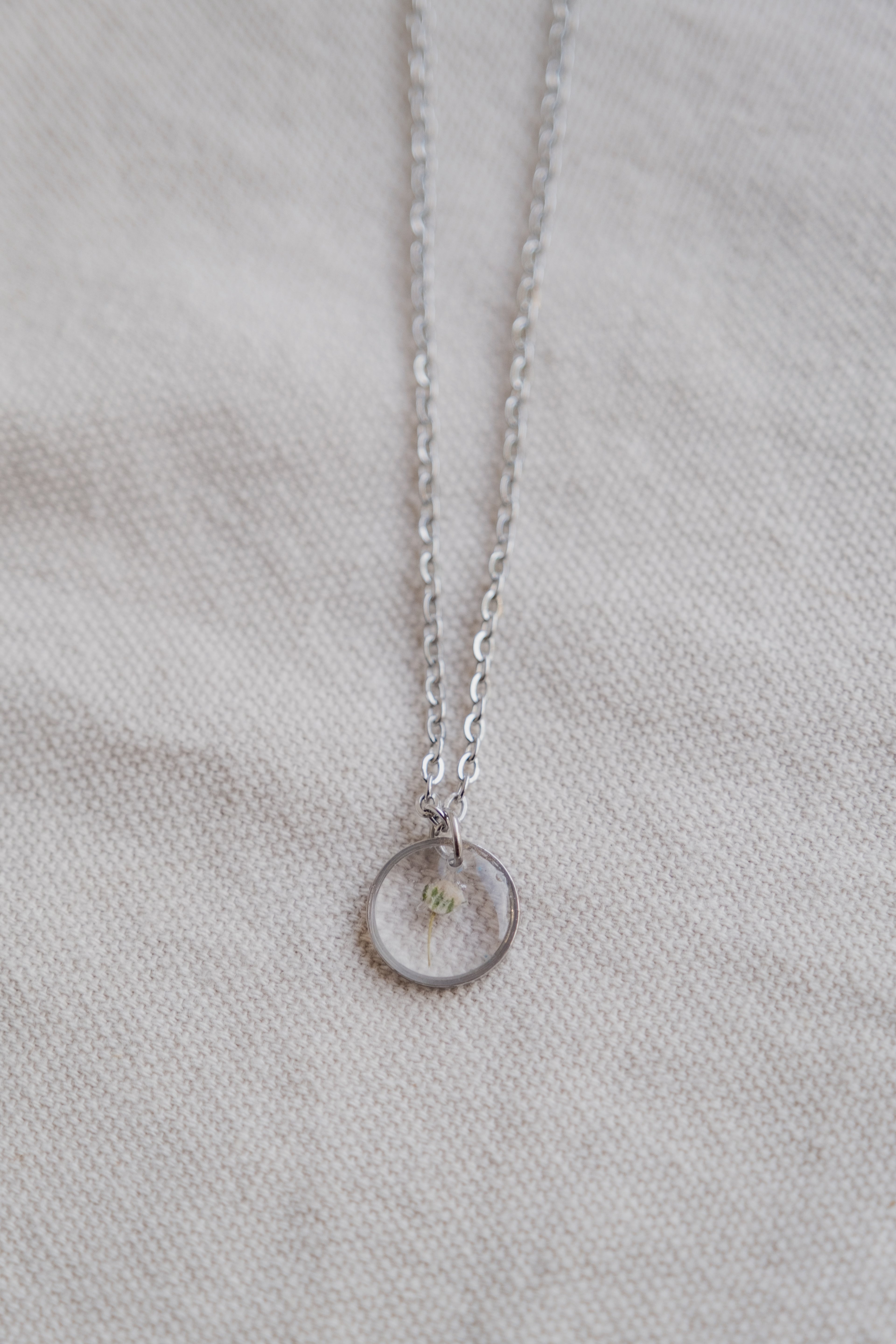 Collana con gypsophila bianca