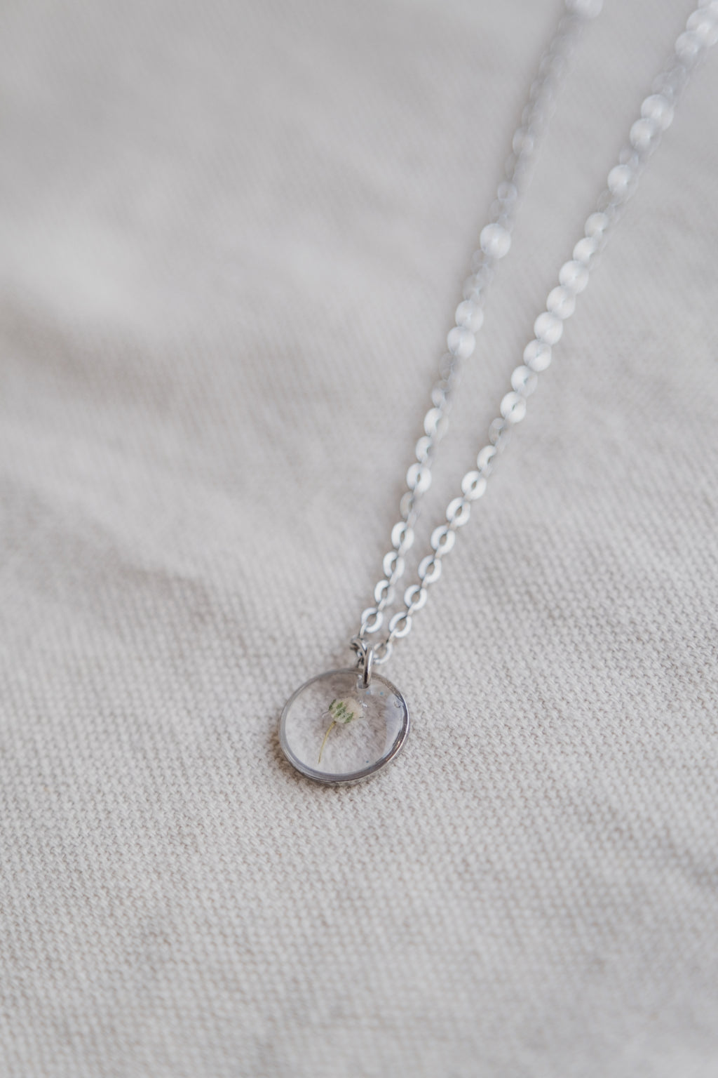 Collana con gypsophila bianca