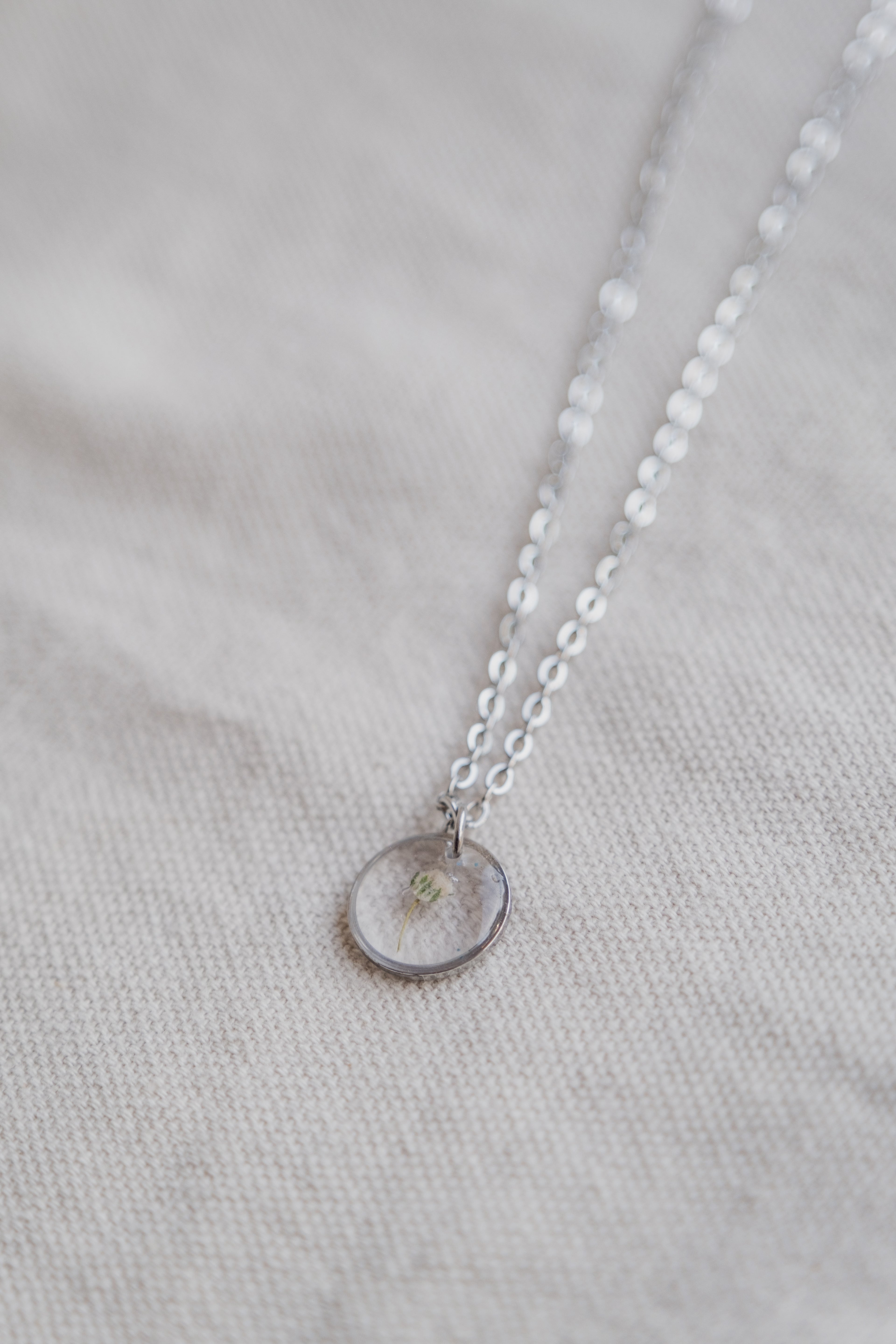 Collana con gypsophila bianca
