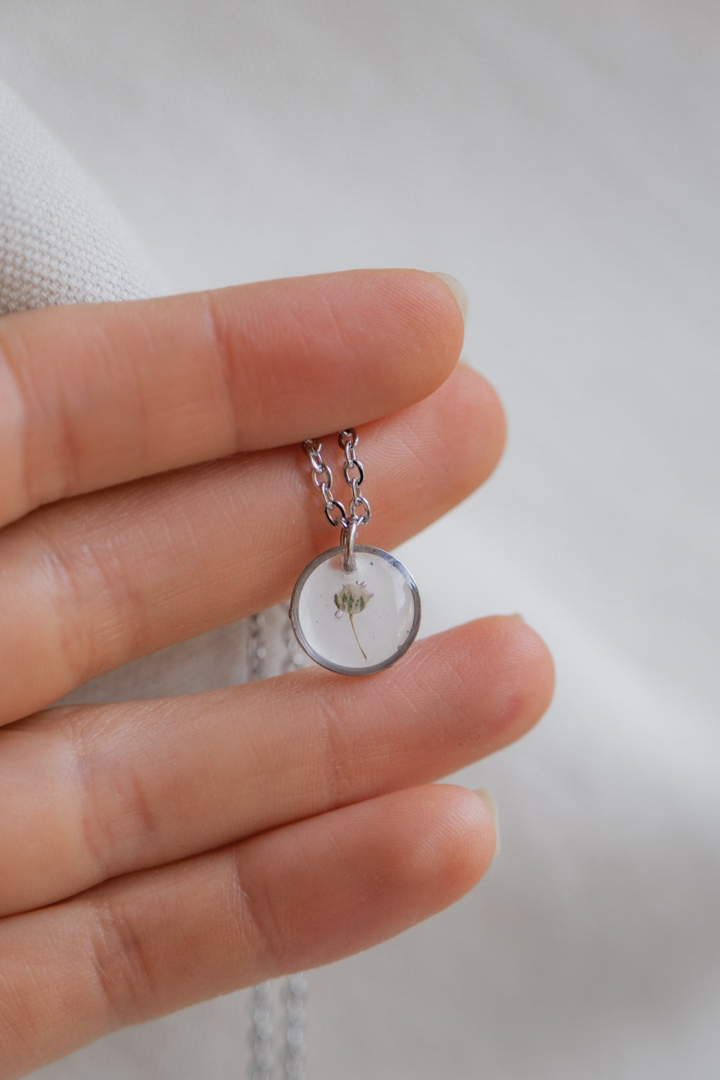 Collana con gypsophila bianca