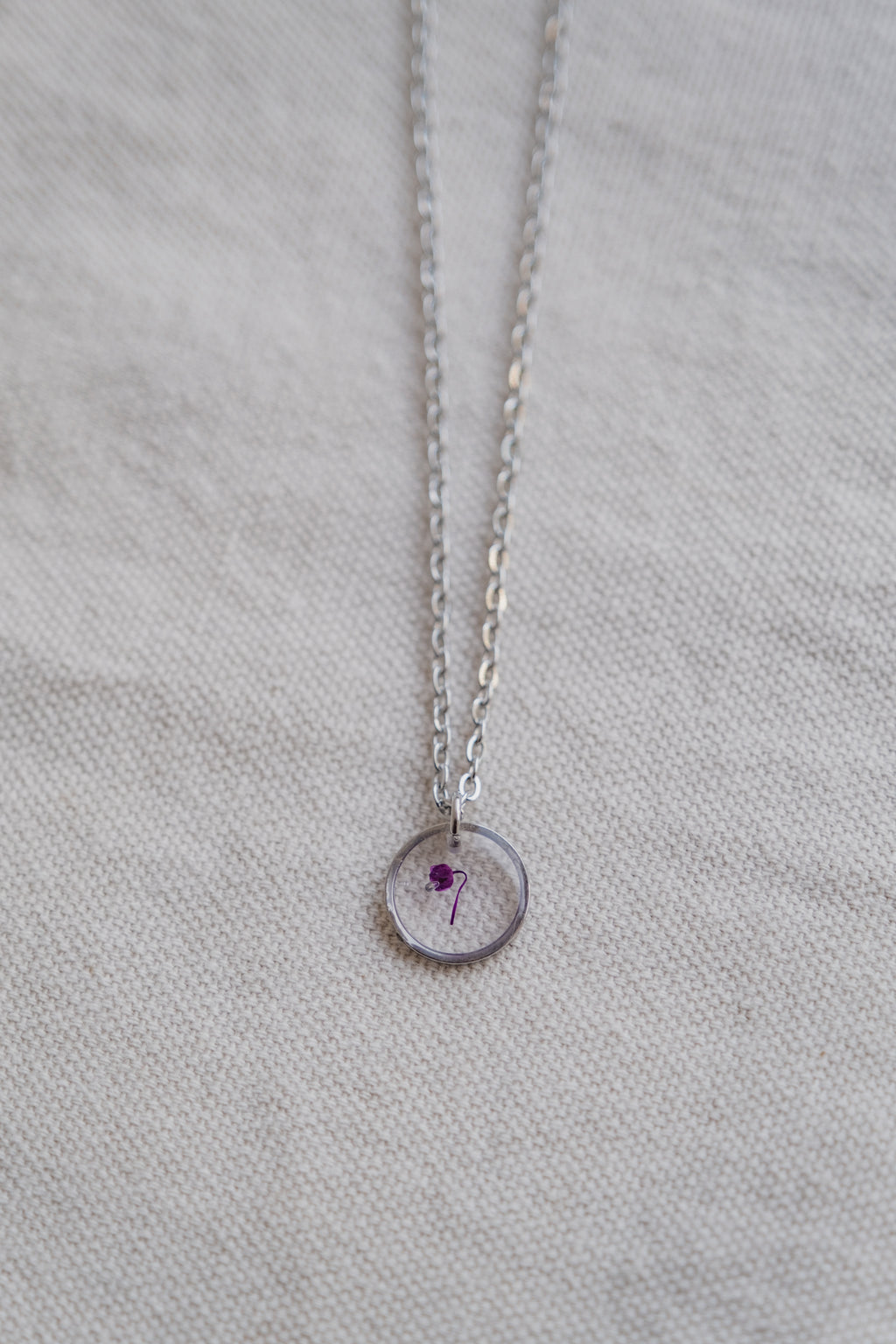 Collana con gypsophila viola