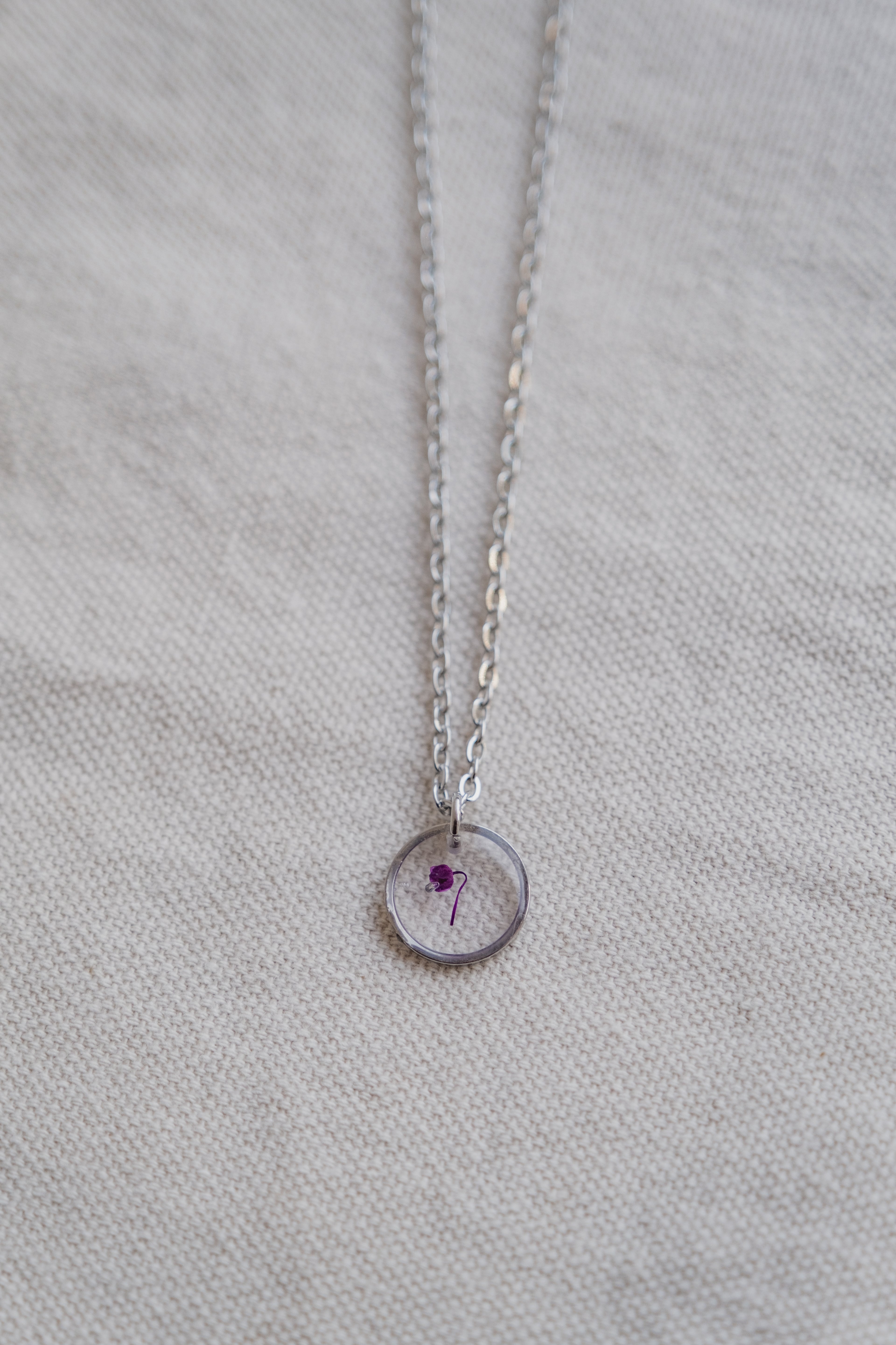 Collana con gypsophila viola