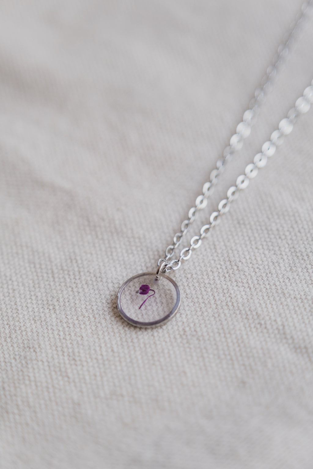 Collana con gypsophila viola