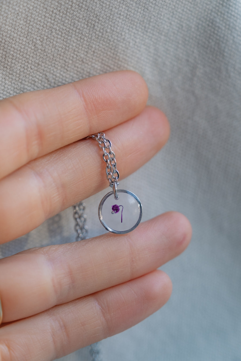 Collana con gypsophila viola