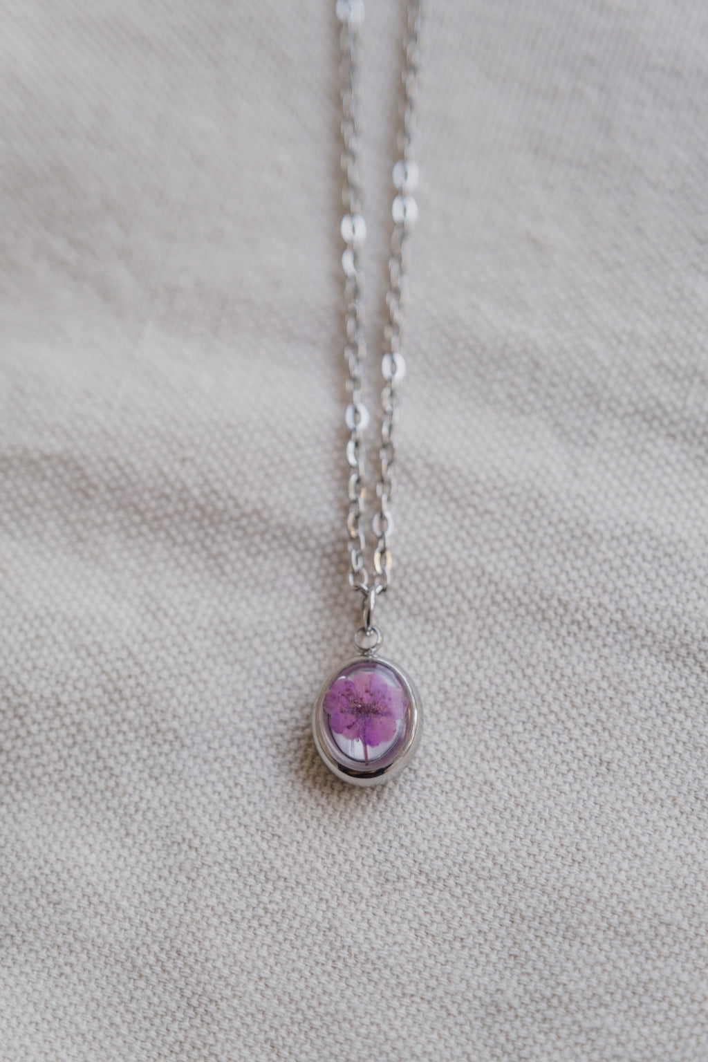 Collana ovetto con fondo in madreperla e narciso viola