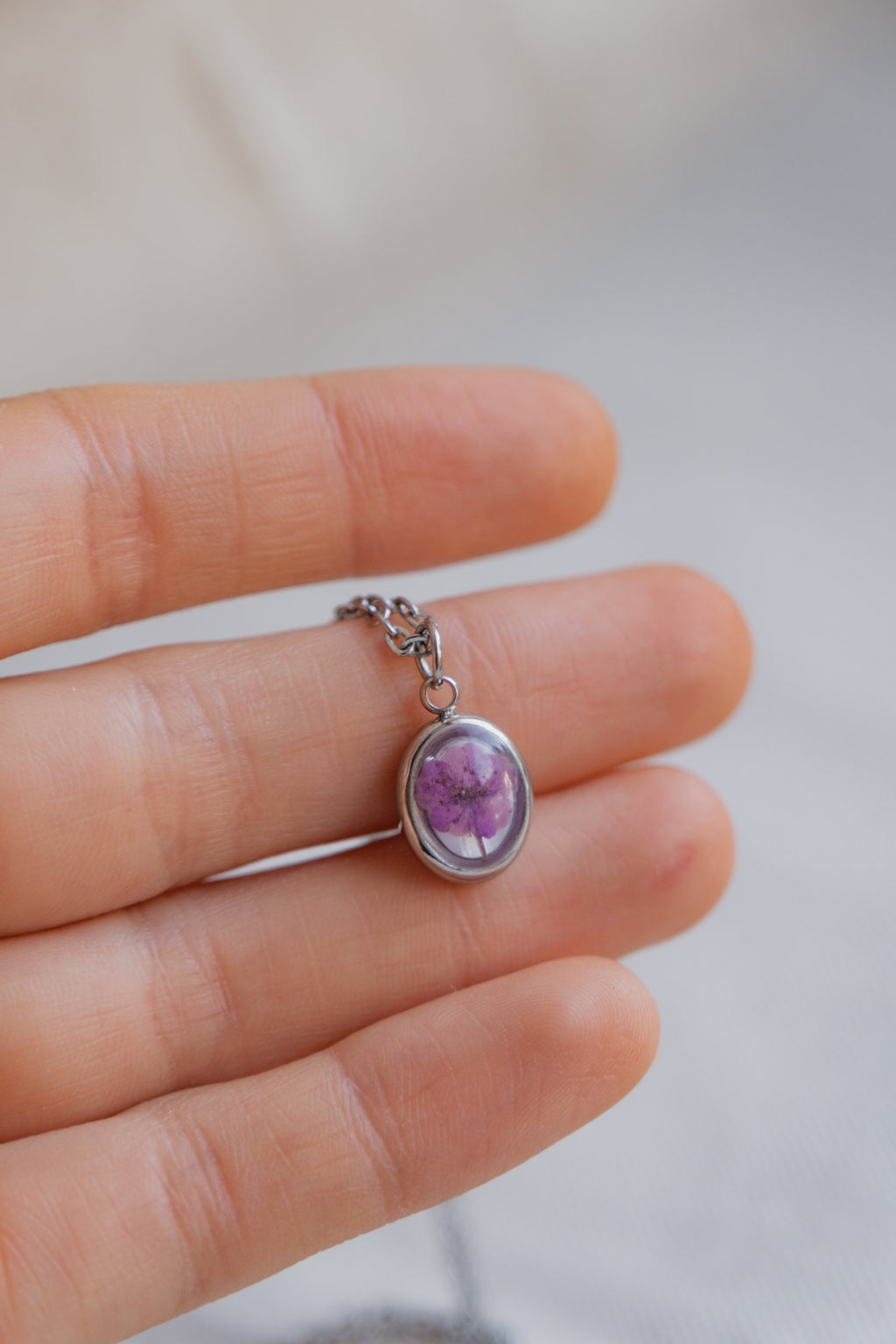 Collana ovetto con fondo in madreperla e narciso viola