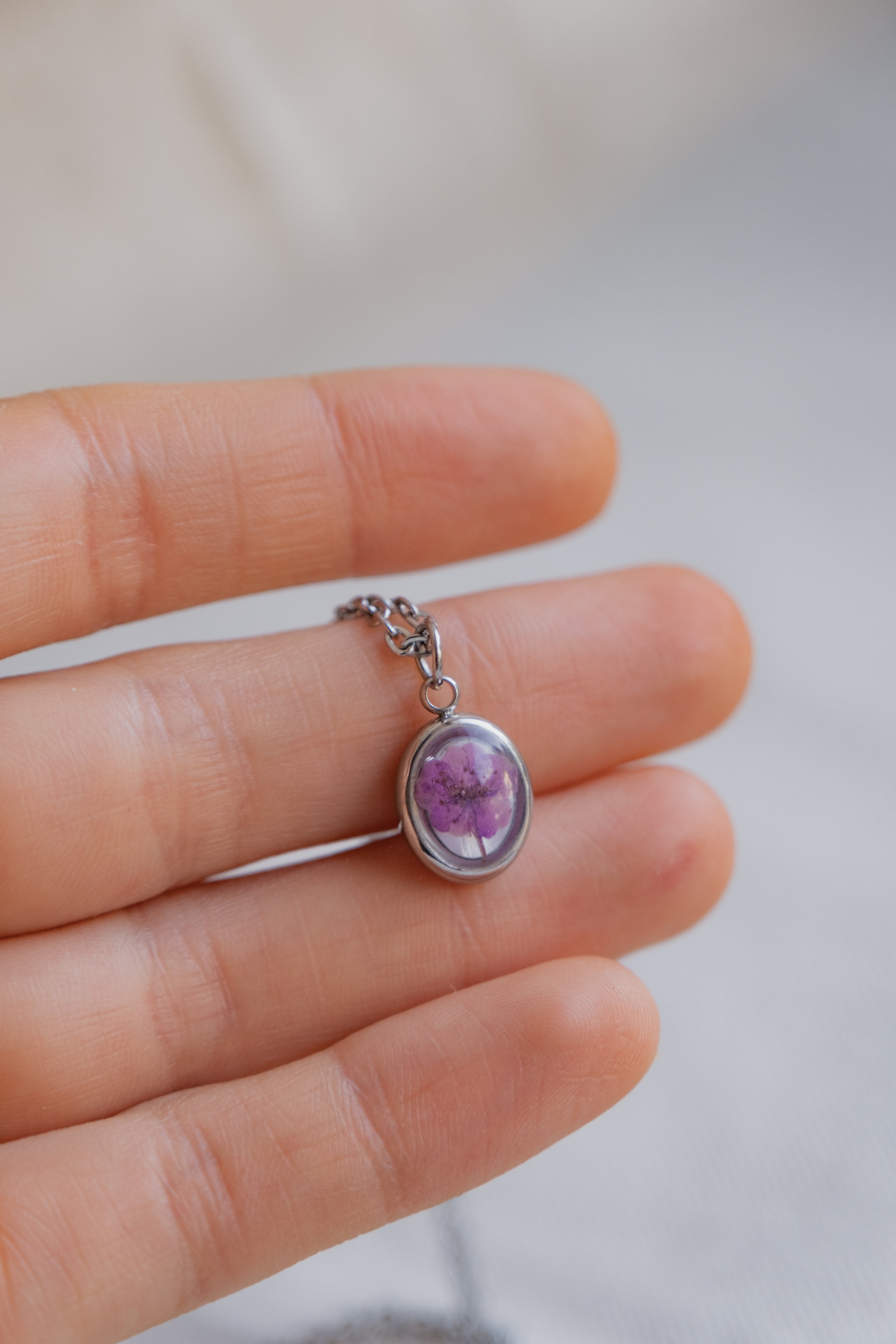 Collana ovetto con fondo in madreperla e narciso viola