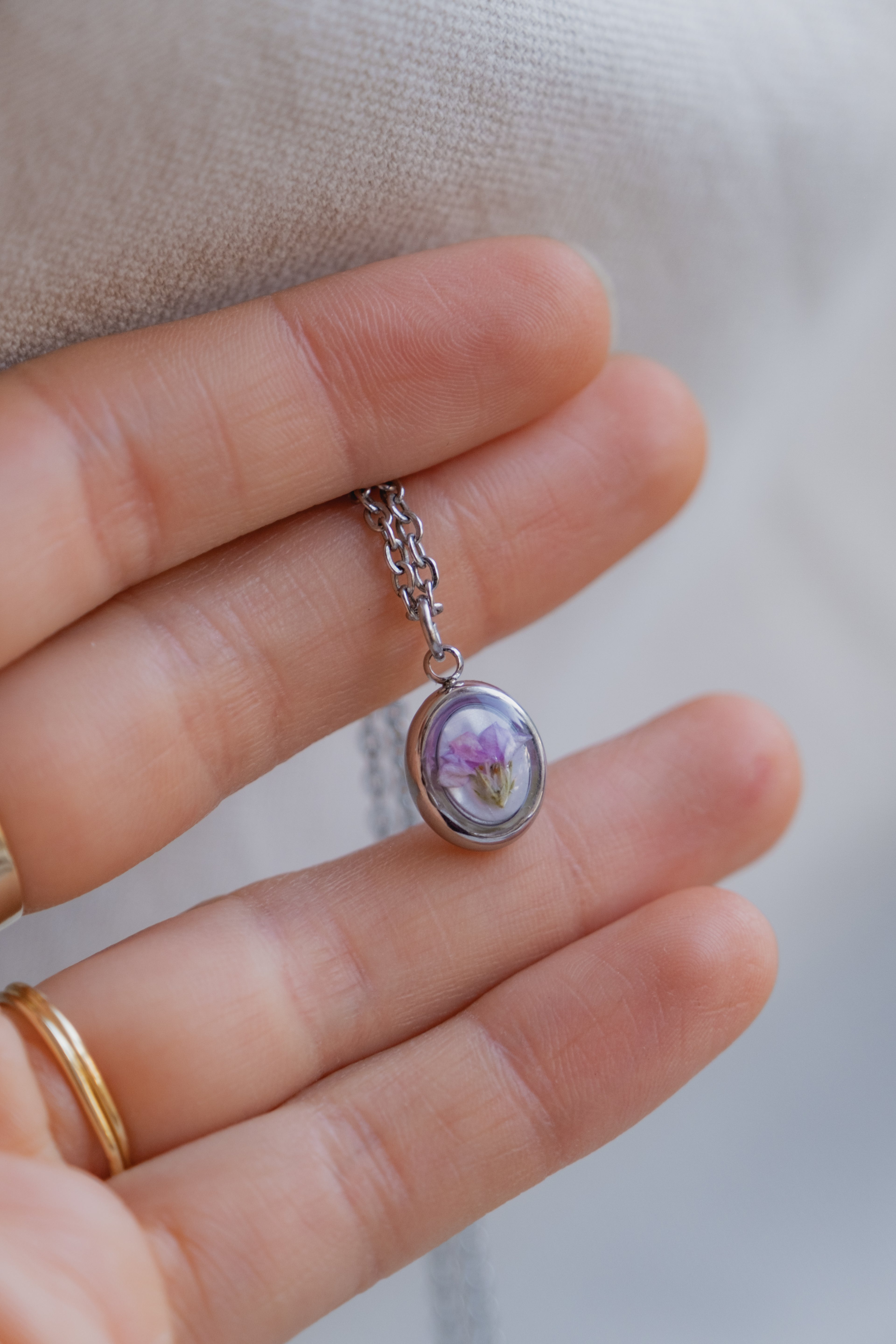 Collana ovetto con fondo in madreperla e fiore di campo