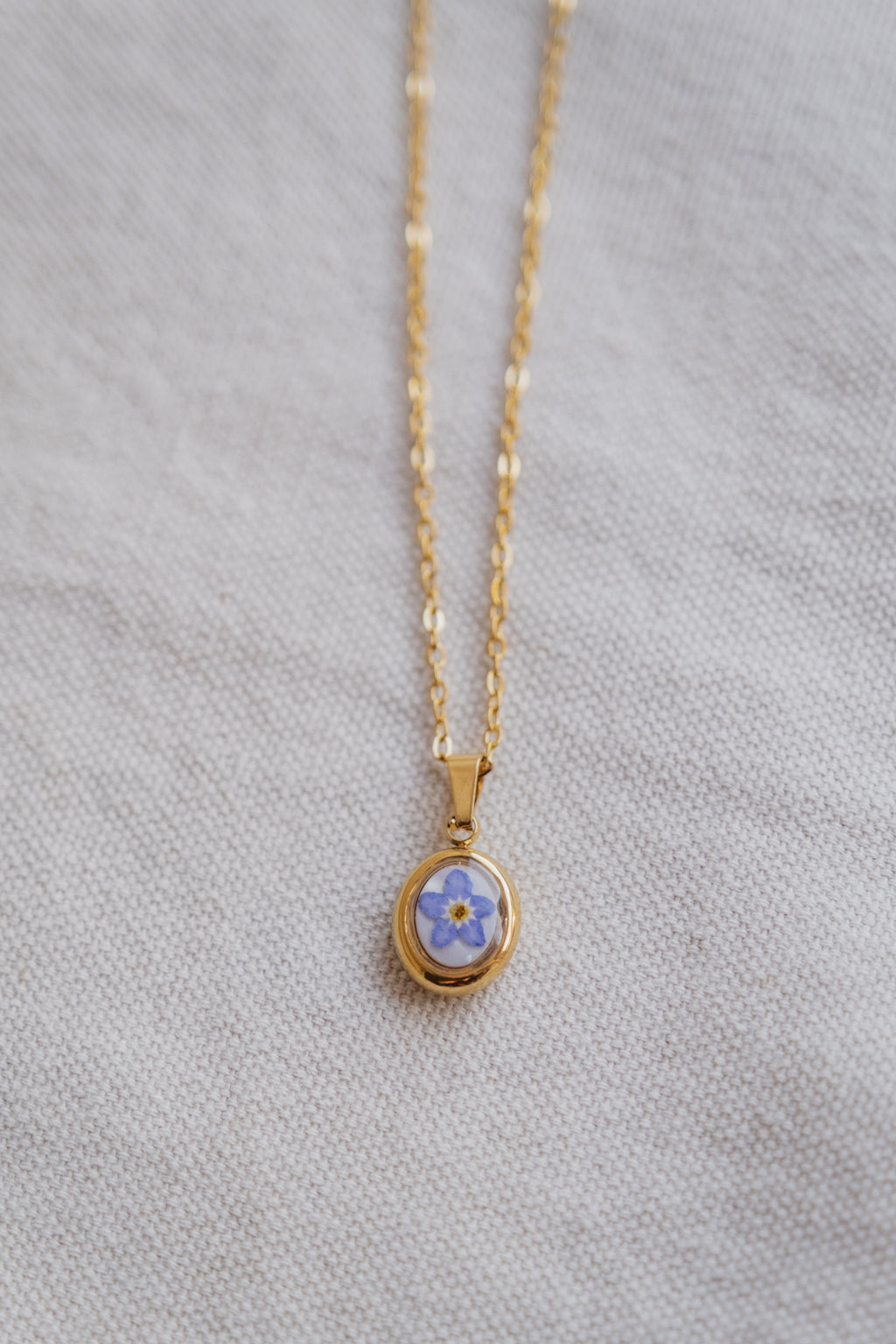 Collana ovetto con fondo in madreperla e Myosotis "non ti scordar di me"