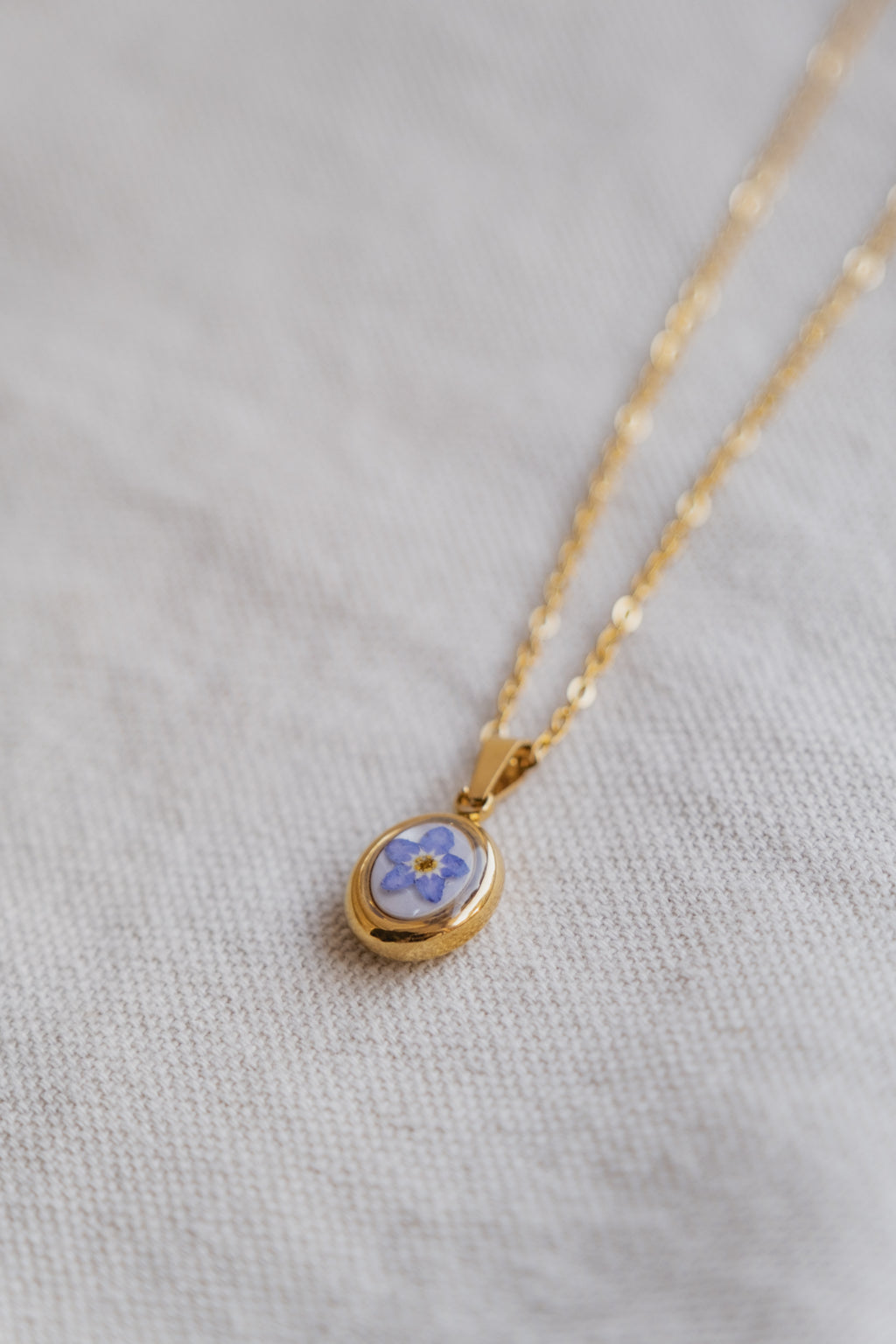 Collana ovetto con fondo in madreperla e Myosotis "non ti scordar di me"