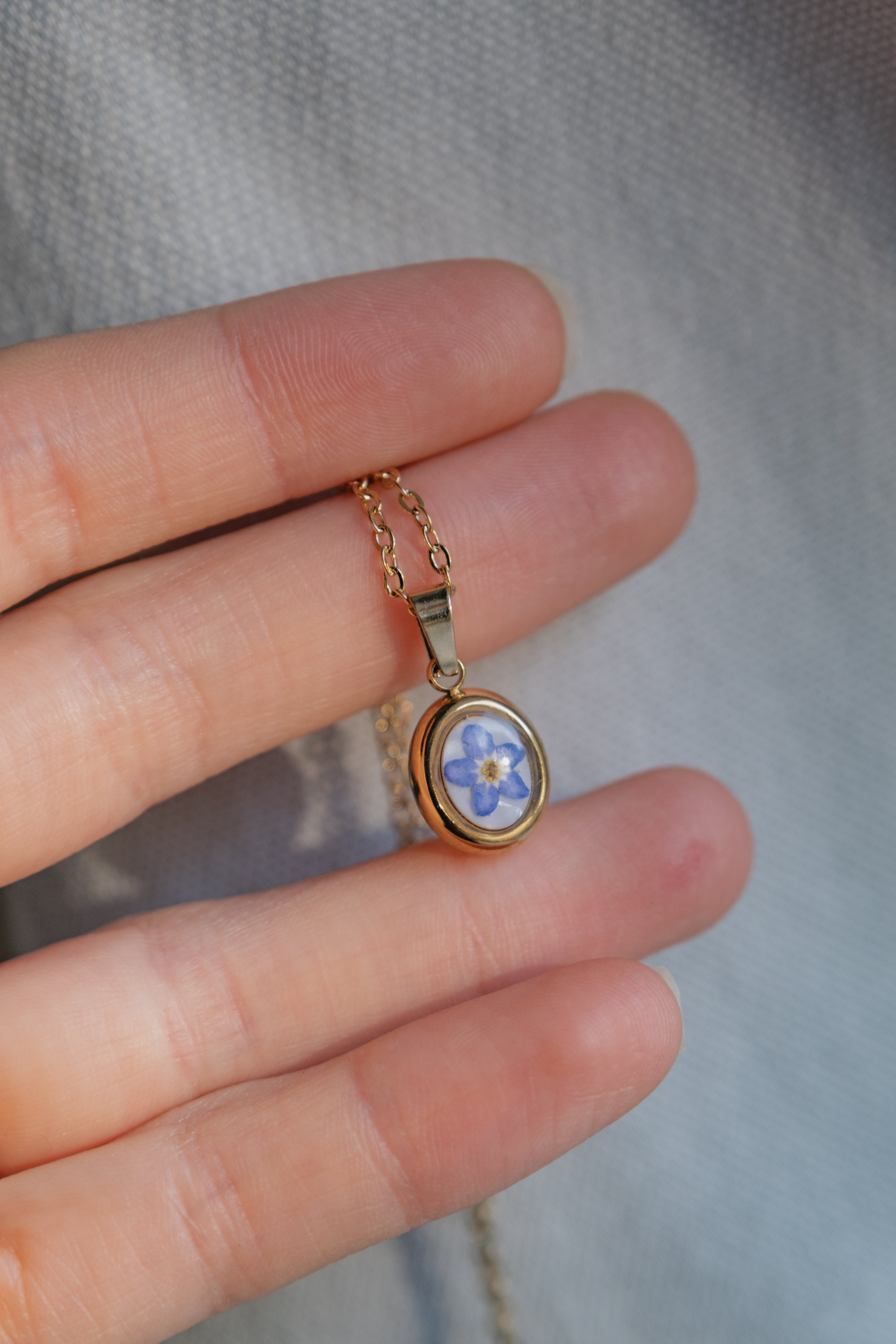 Collana ovetto con fondo in madreperla e Myosotis "non ti scordar di me"