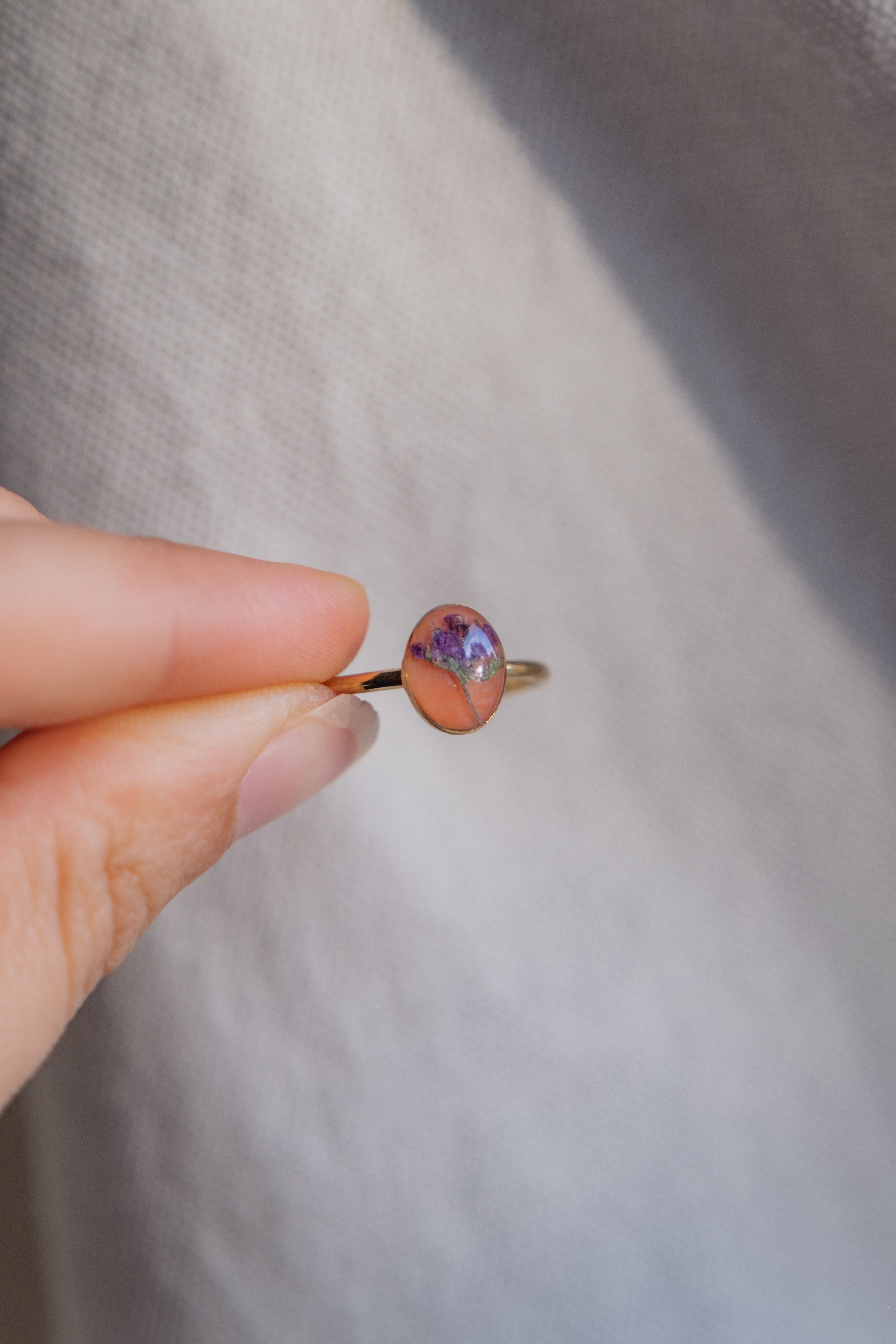 Anello con fondo arancione e violetta di campo
