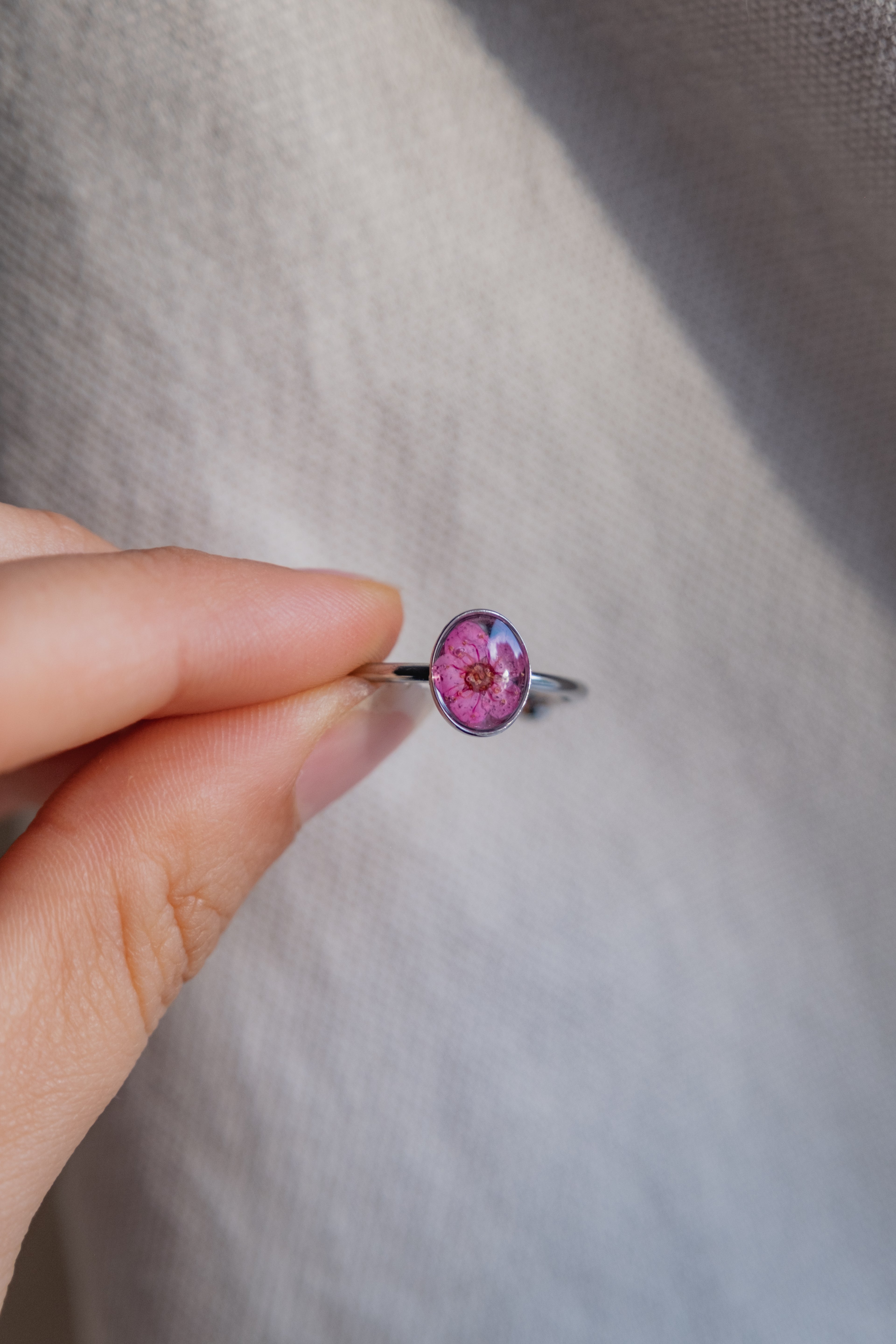 Anello con narciso fucsia