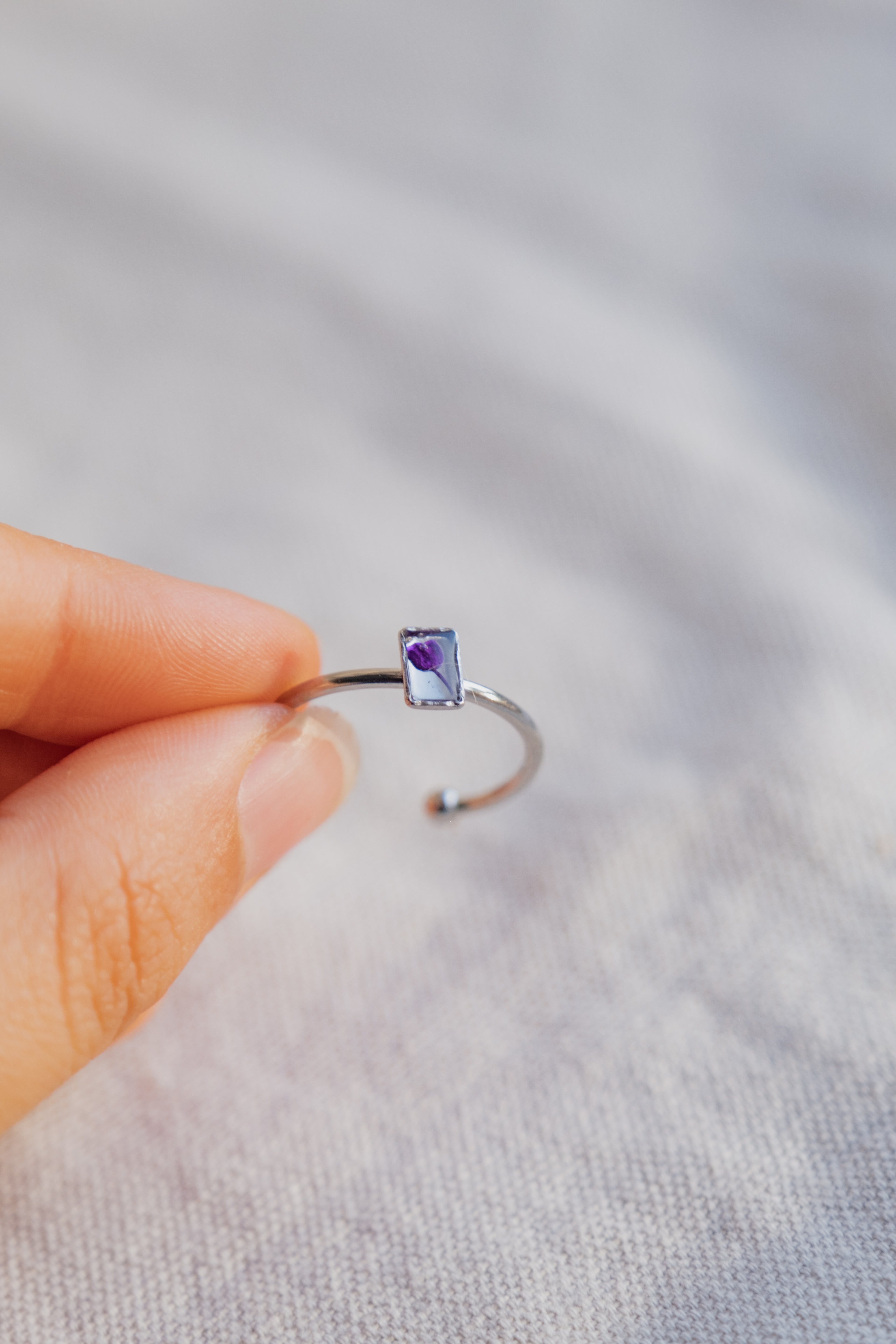 Anello con fiore di Gypsophila viola