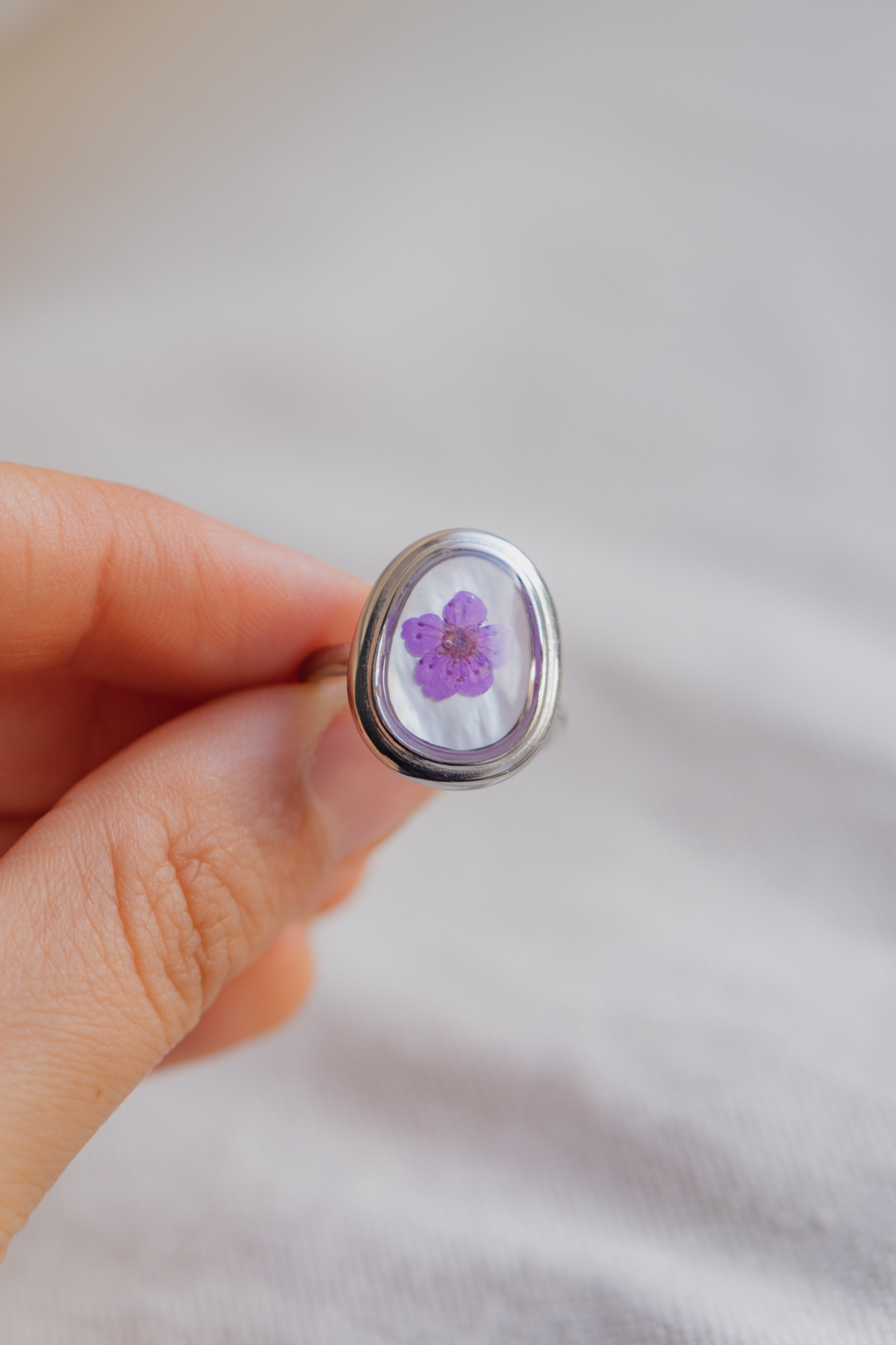 Anello con base in madreperla e fiore di narciso viola