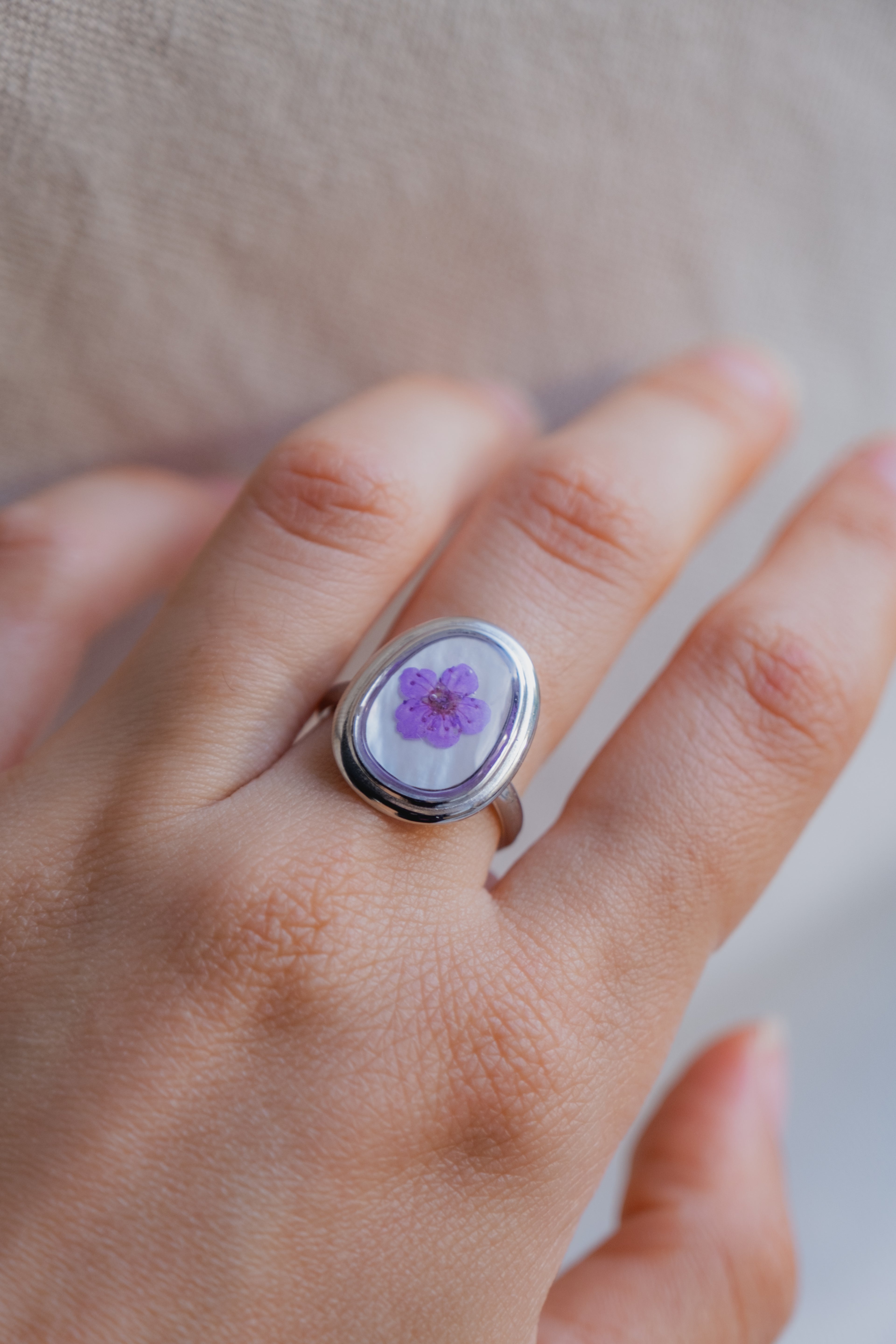 Anello con base in madreperla e fiore di narciso viola