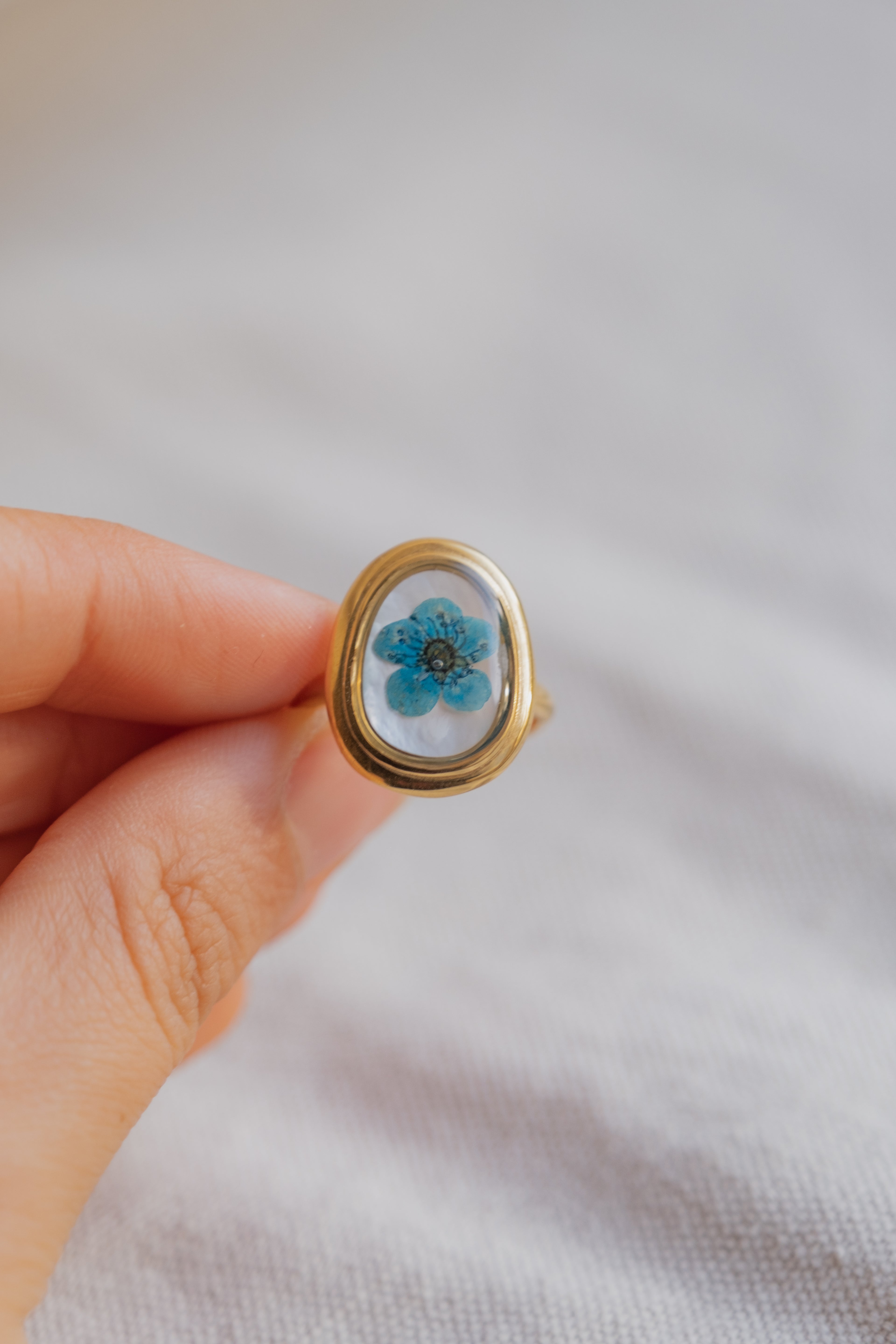Anello con base in madreperla con fiore di narciso blu