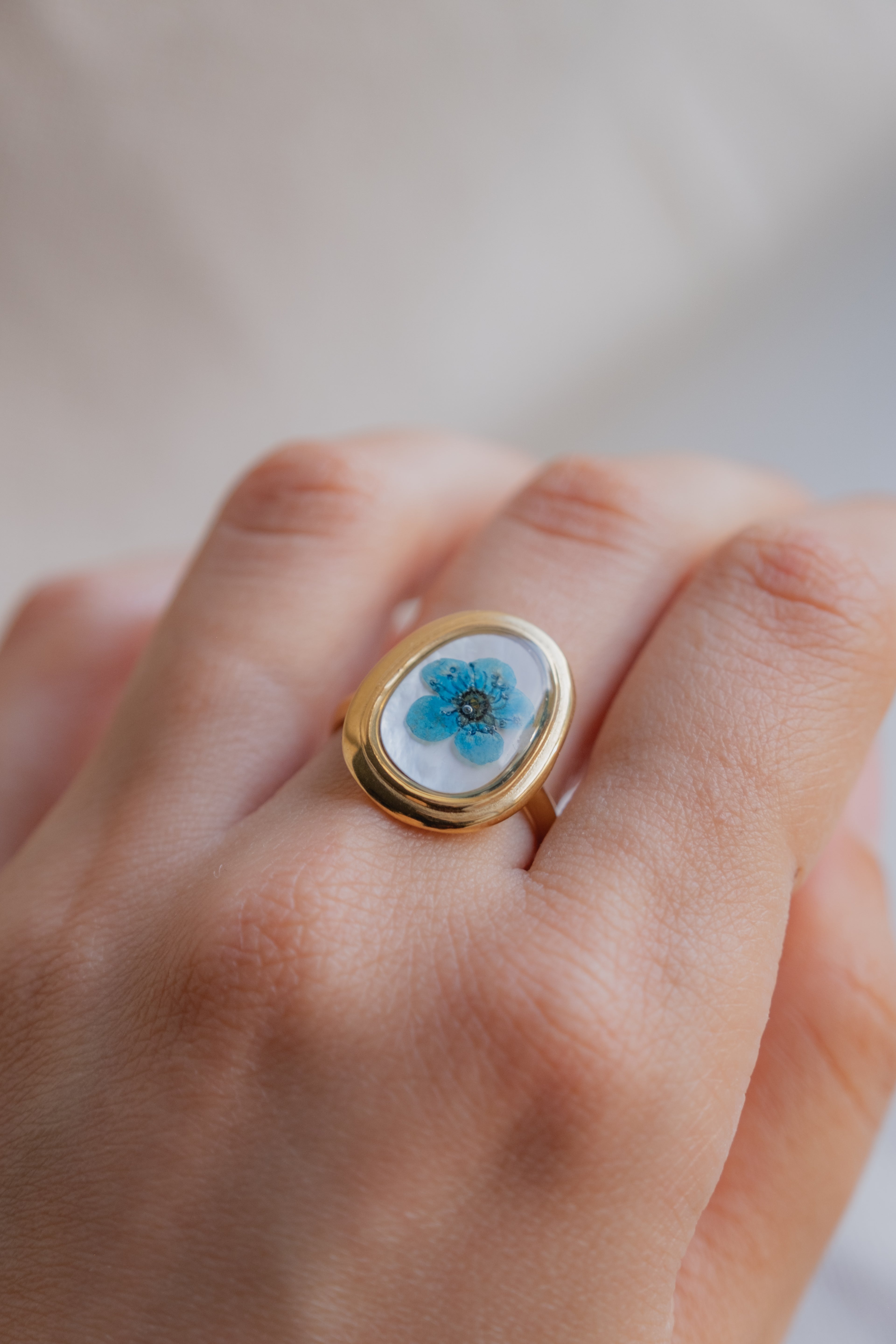 Anello con base in madreperla con fiore di narciso blu