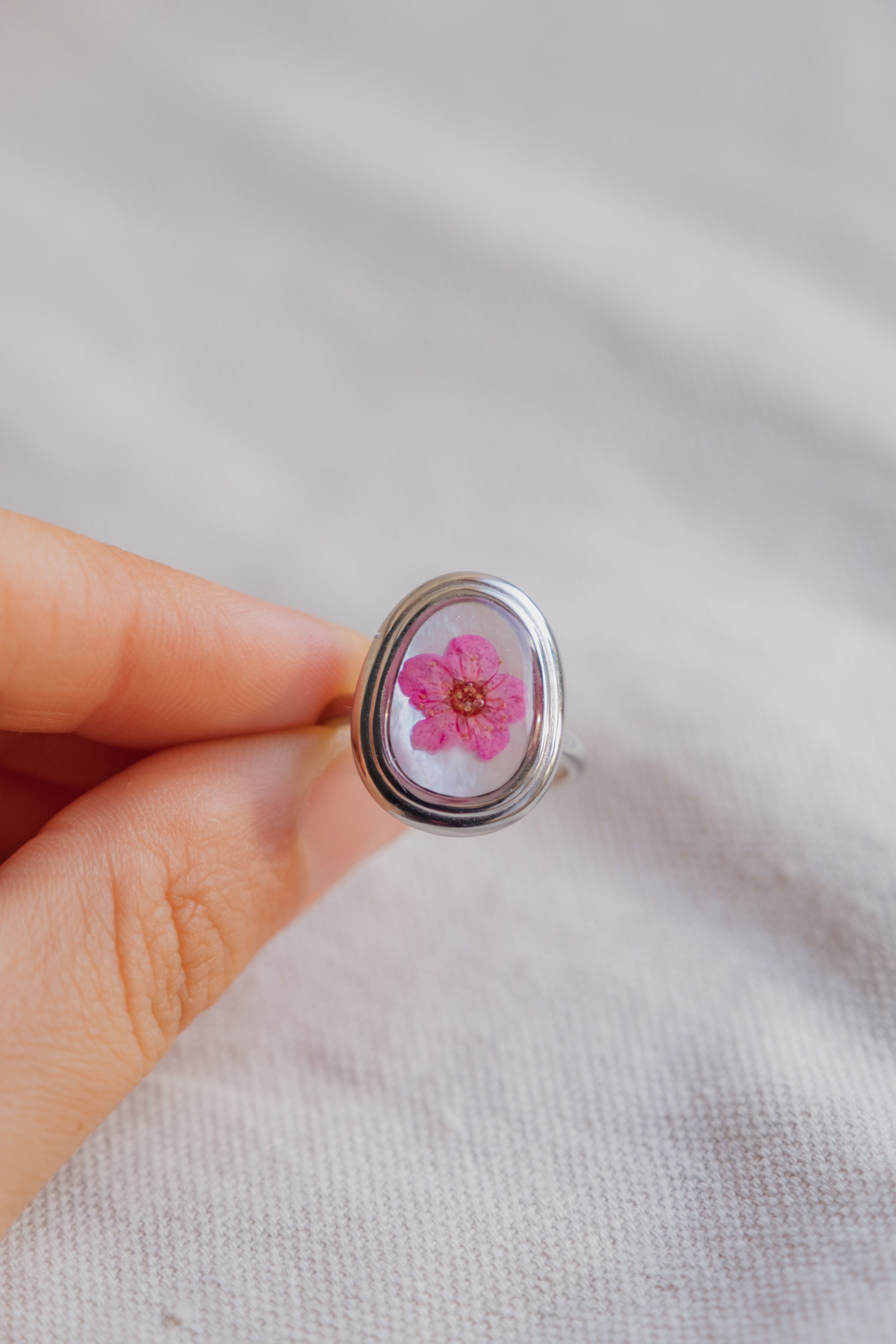 Anello con base in madreperla e narciso fucsia