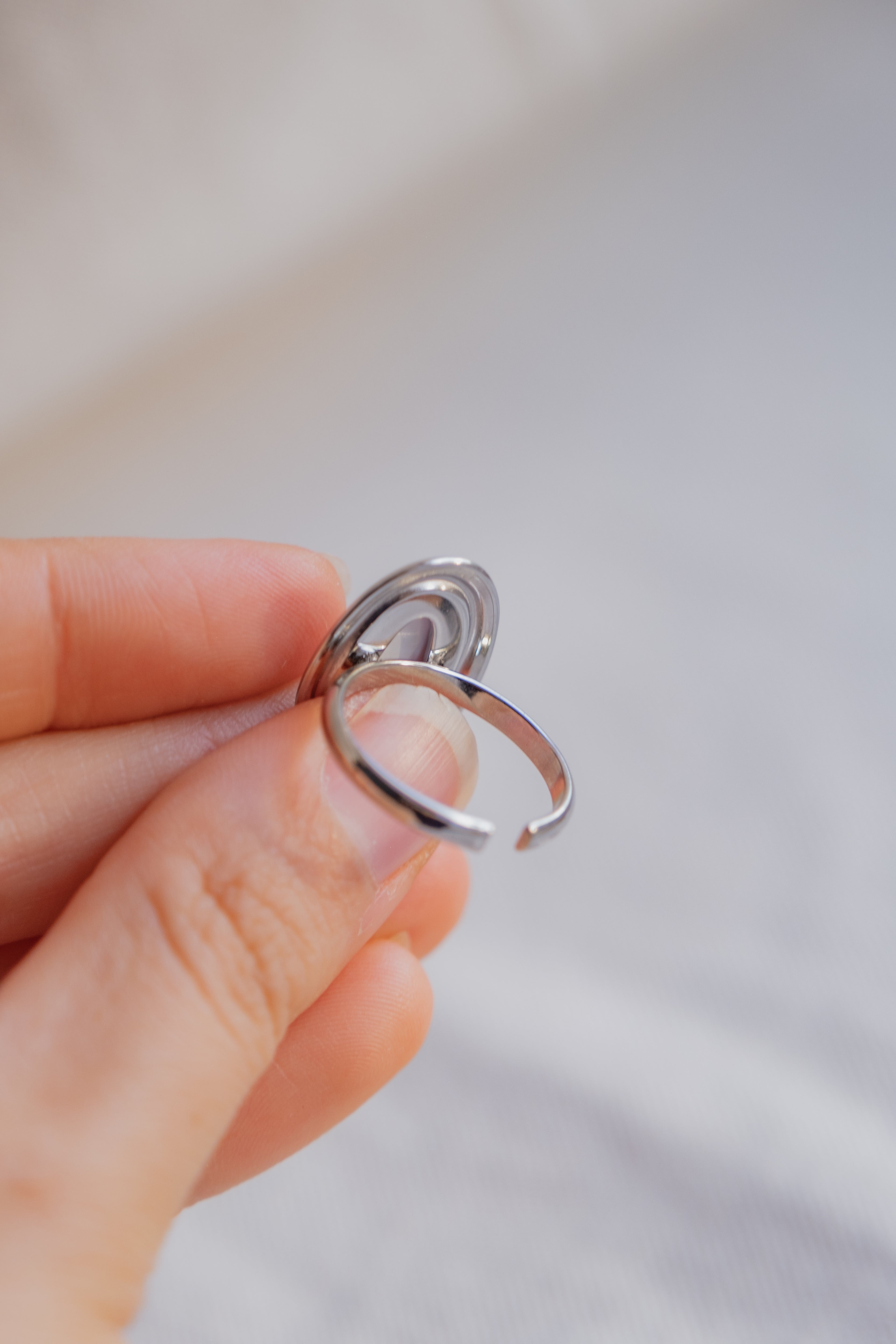 Anello con base in madreperla e narciso fucsia