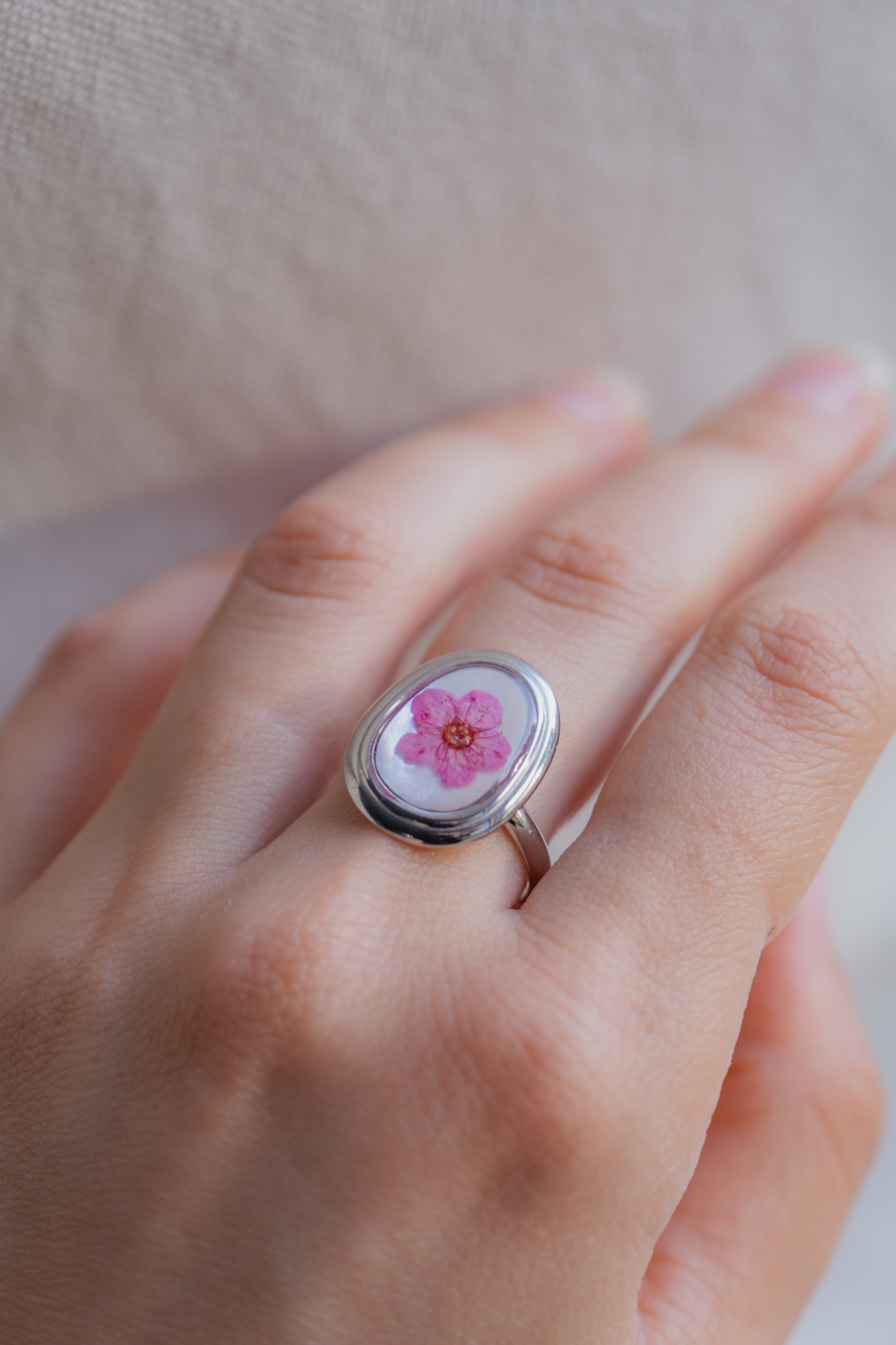 Anello con base in madreperla e narciso fucsia