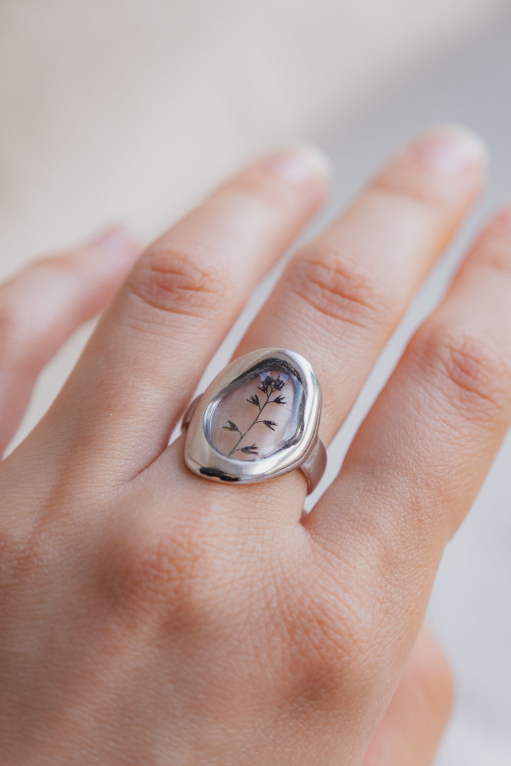 Anello irregolare con fiore di campo