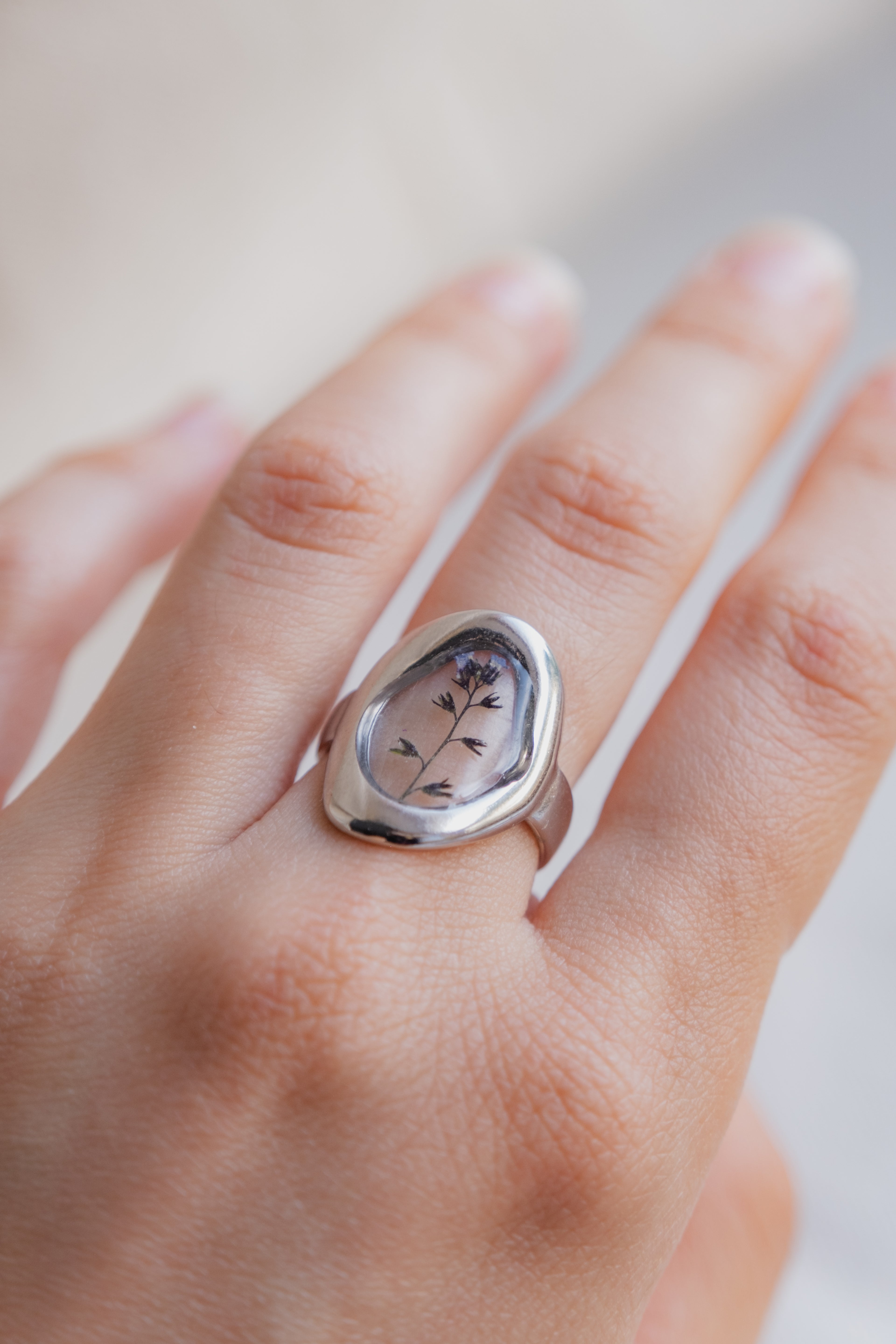 Anello irregolare con fiore di campo