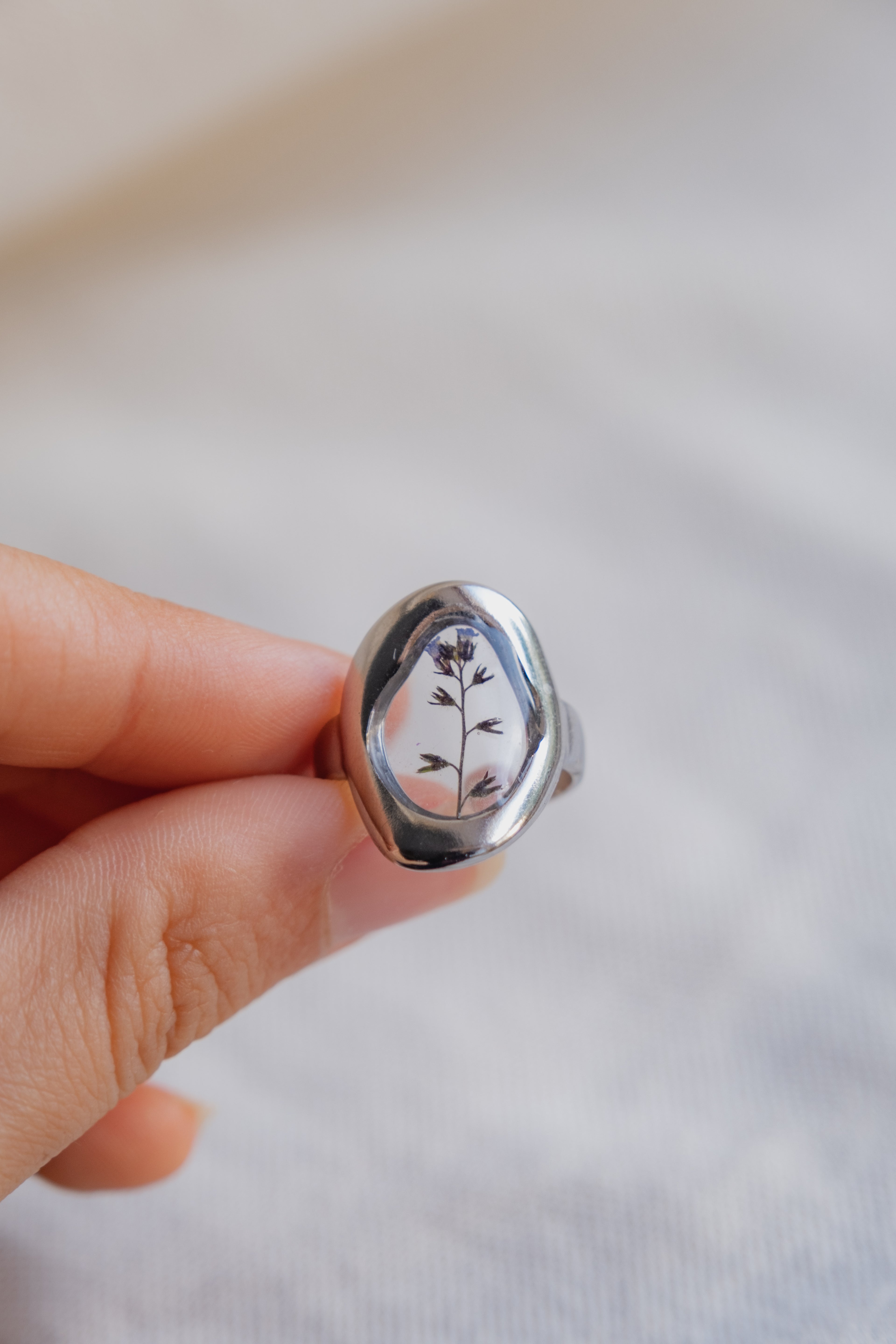 Anello irregolare con fiore di campo