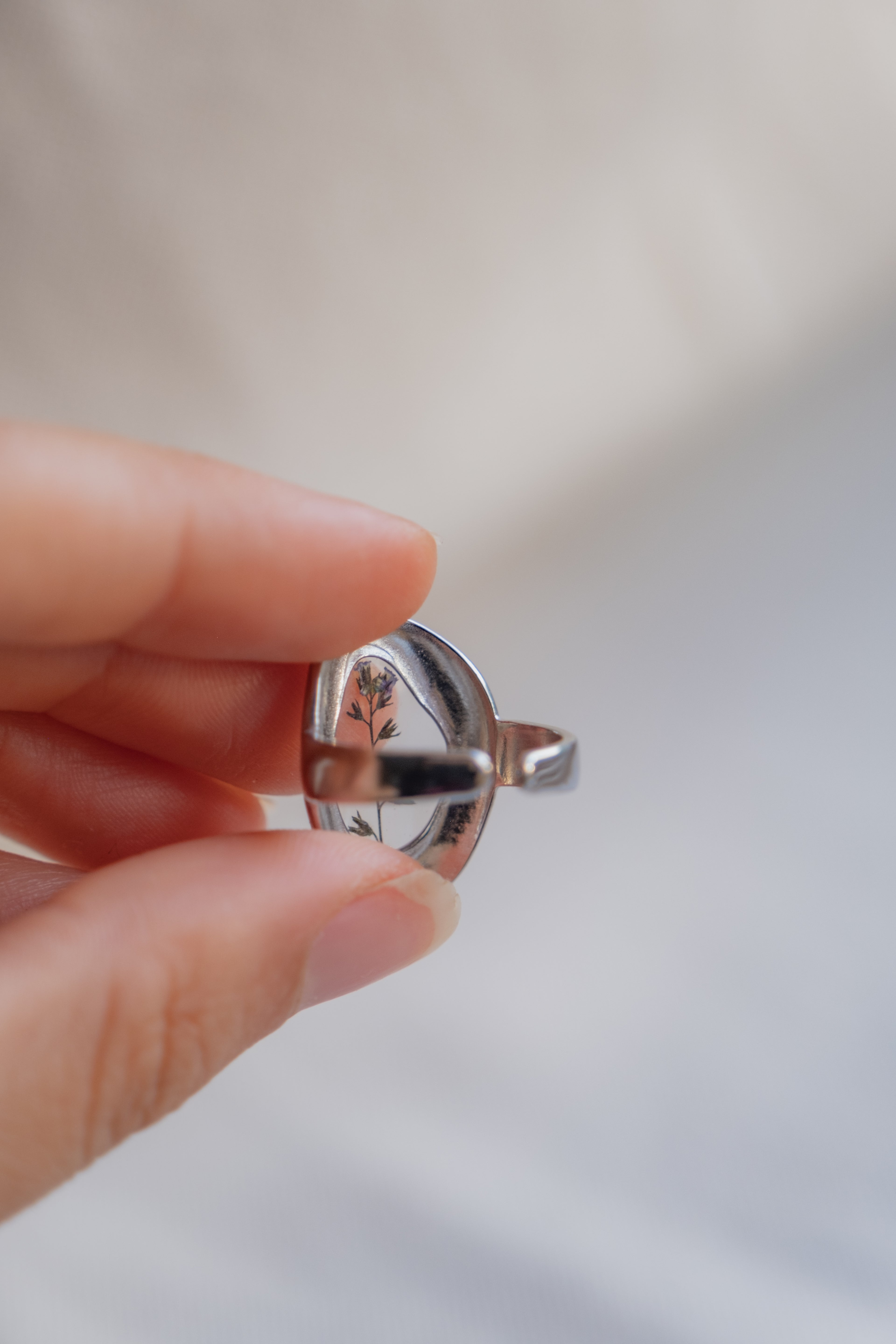 Anello irregolare con fiore di campo