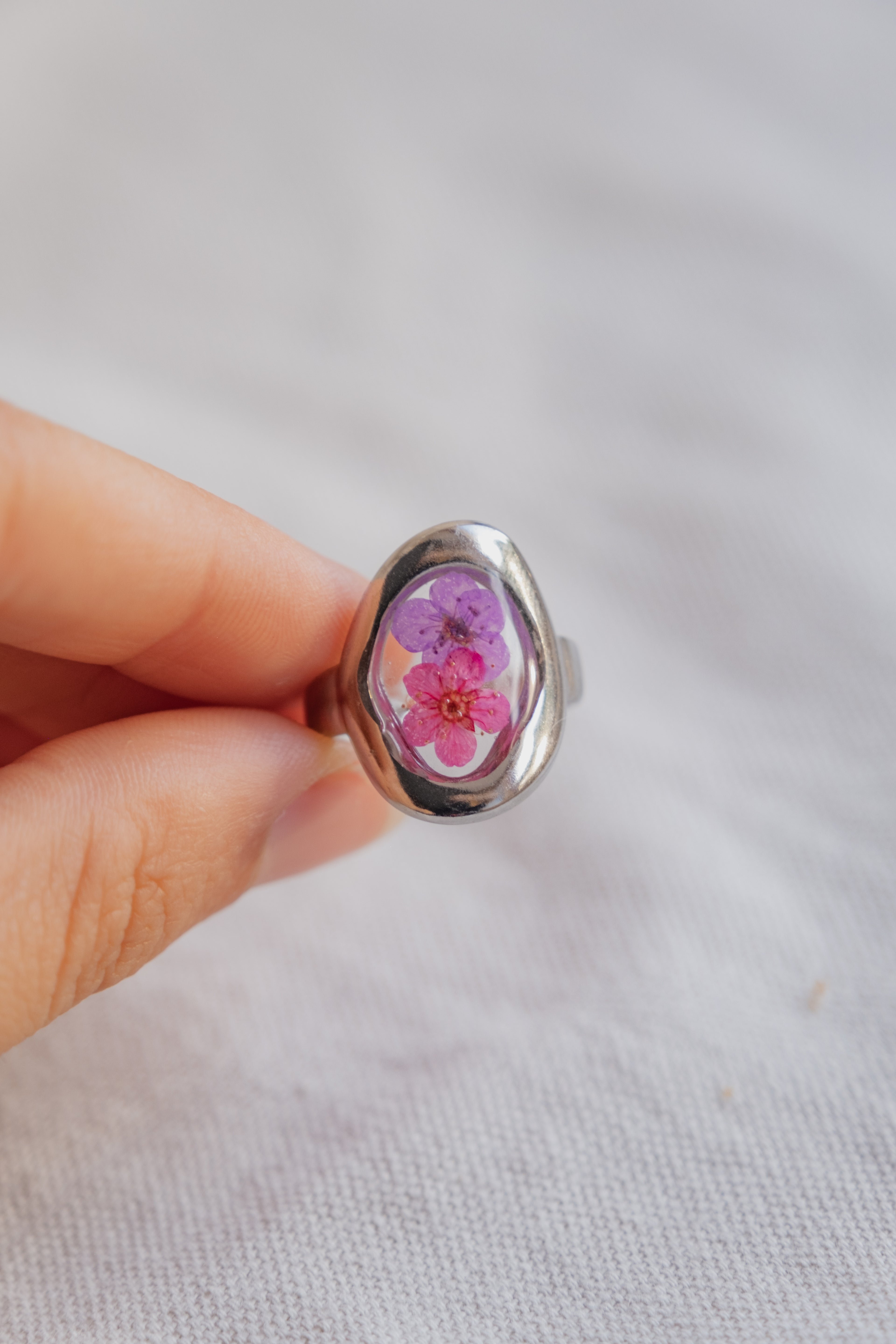 Anello irregolare con coppia di narcisi