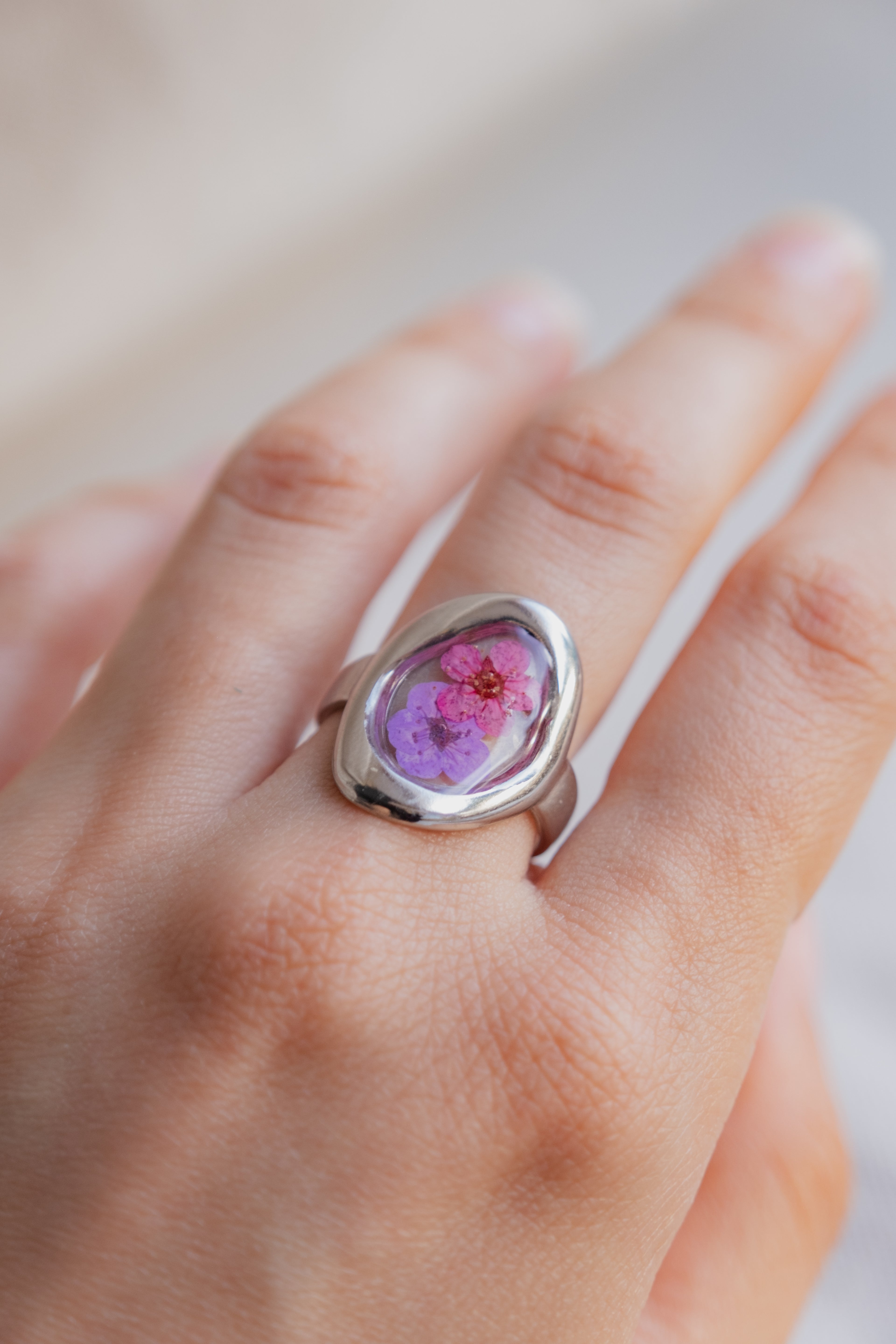 Anello irregolare con coppia di narcisi