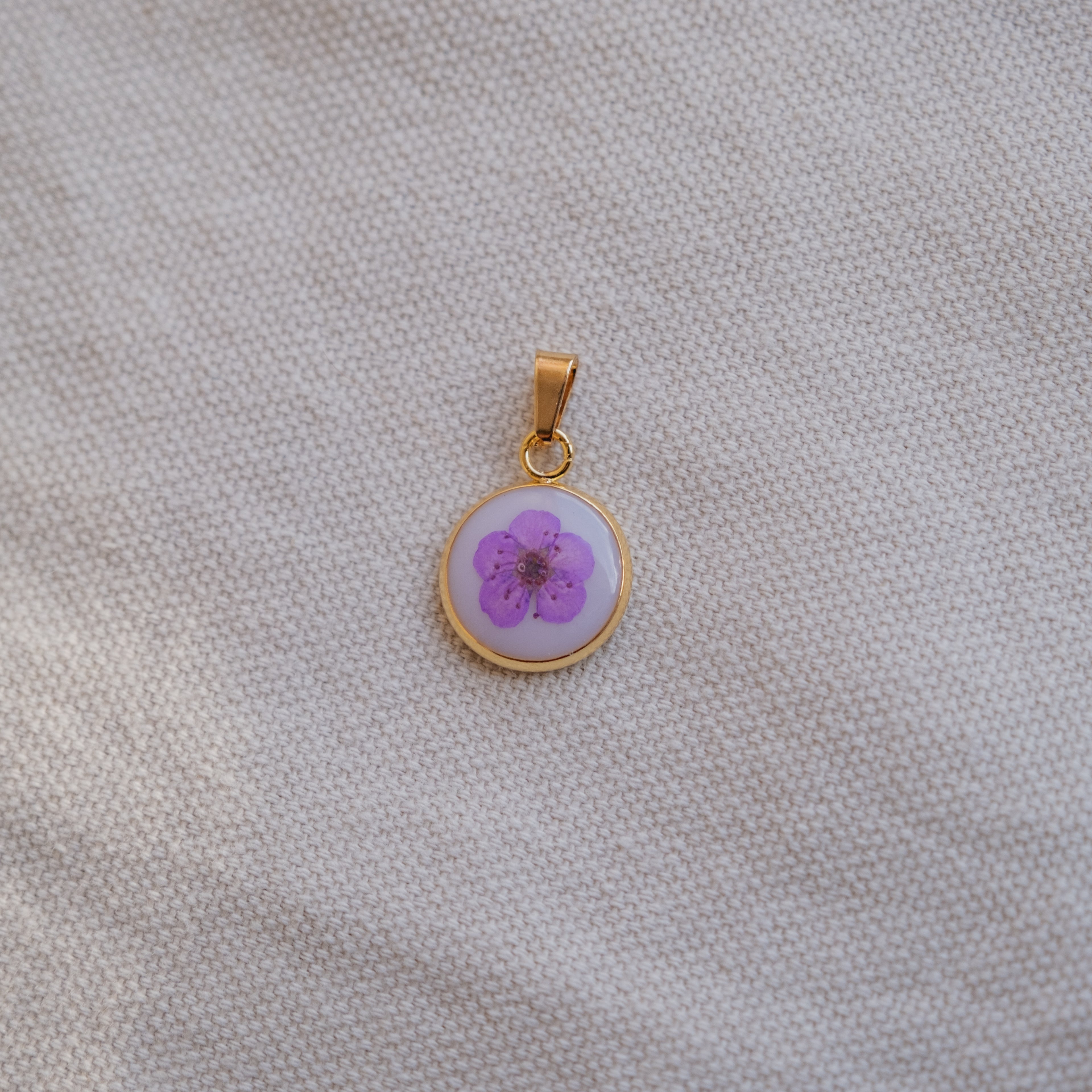 Ciondolo con fondo bianco e narciso viola