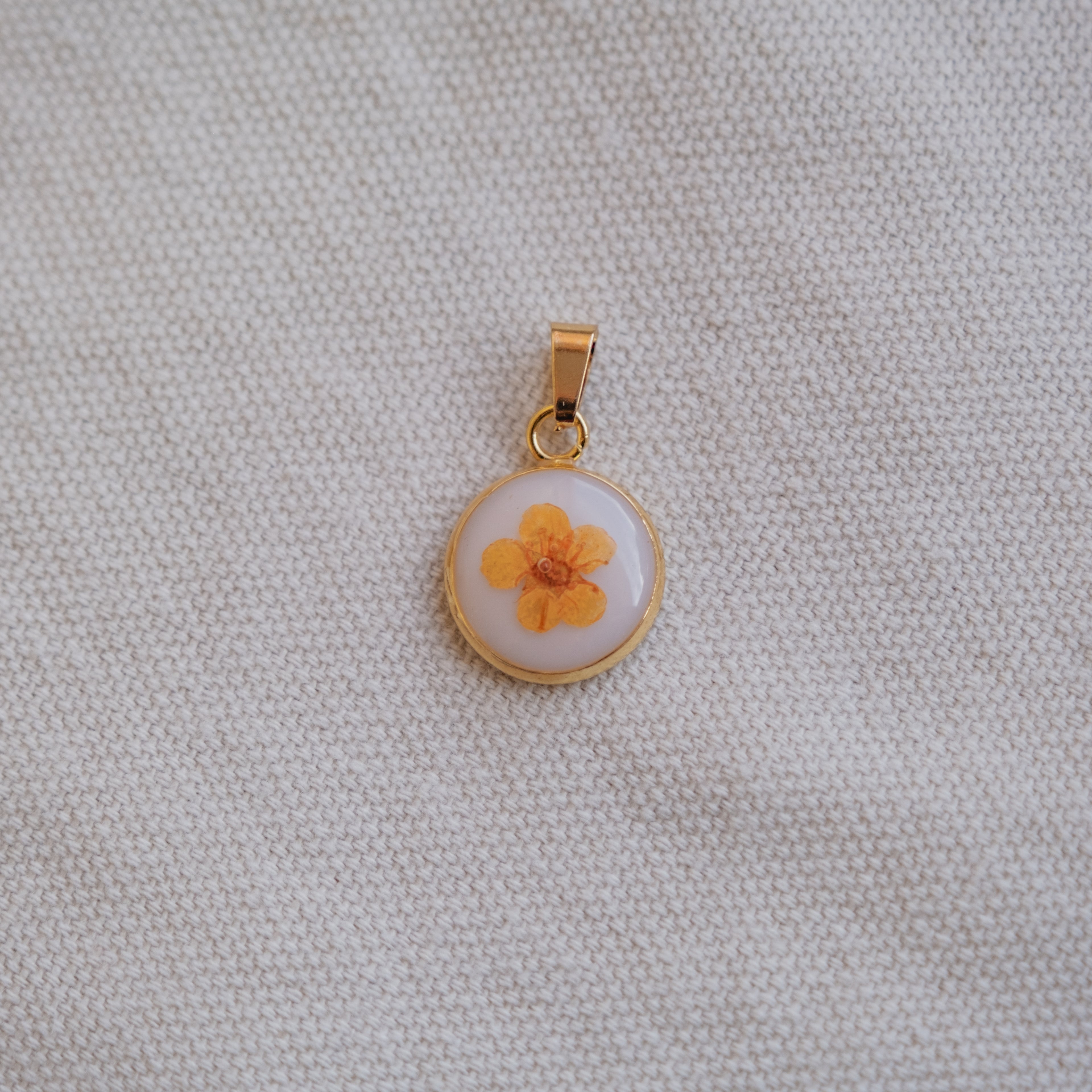 Ciondolo con fondo bianco e narciso arancione