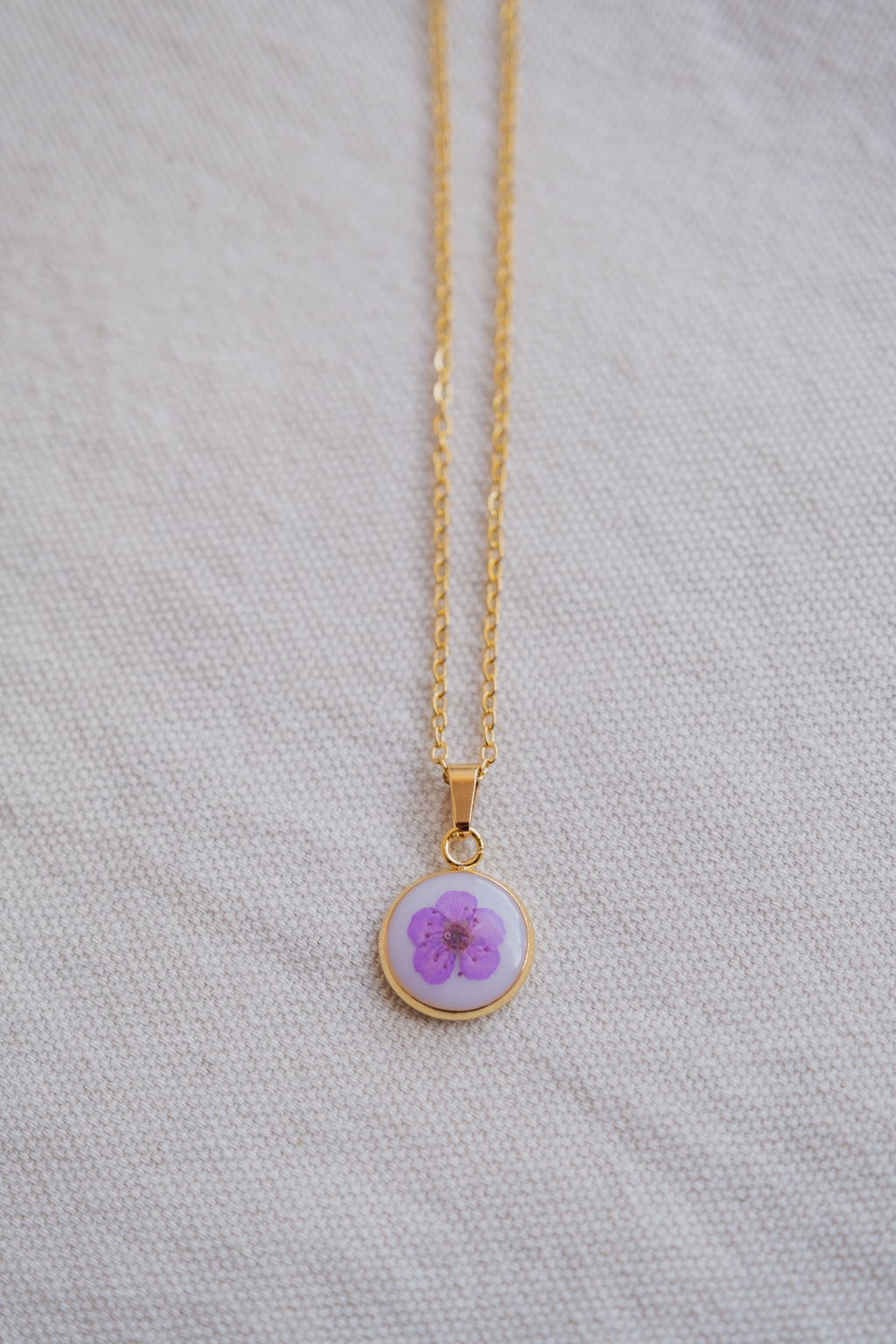 Collana fondo colorato con narciso viola