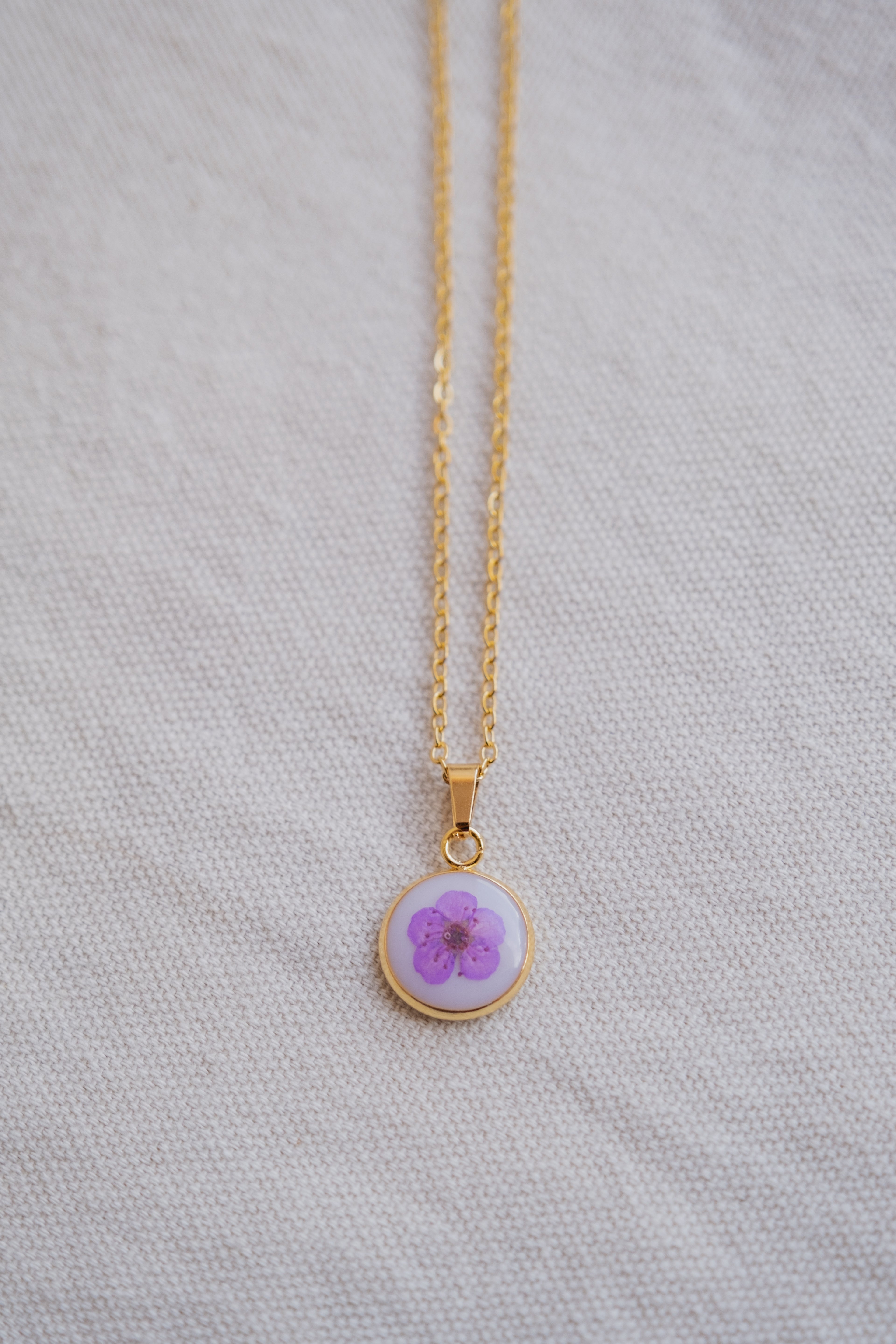 Collana fondo colorato con narciso viola