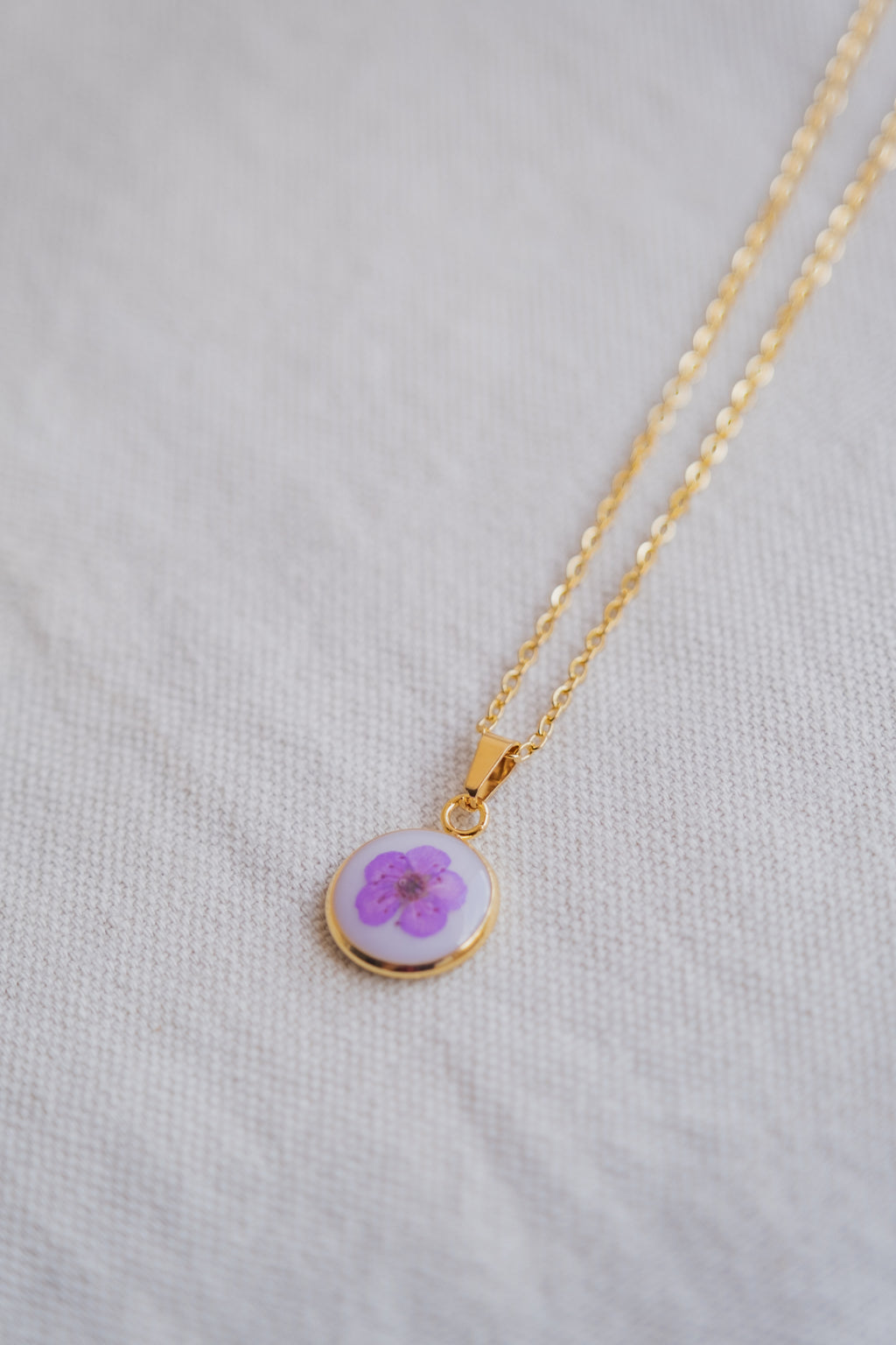 Collana fondo colorato con narciso viola