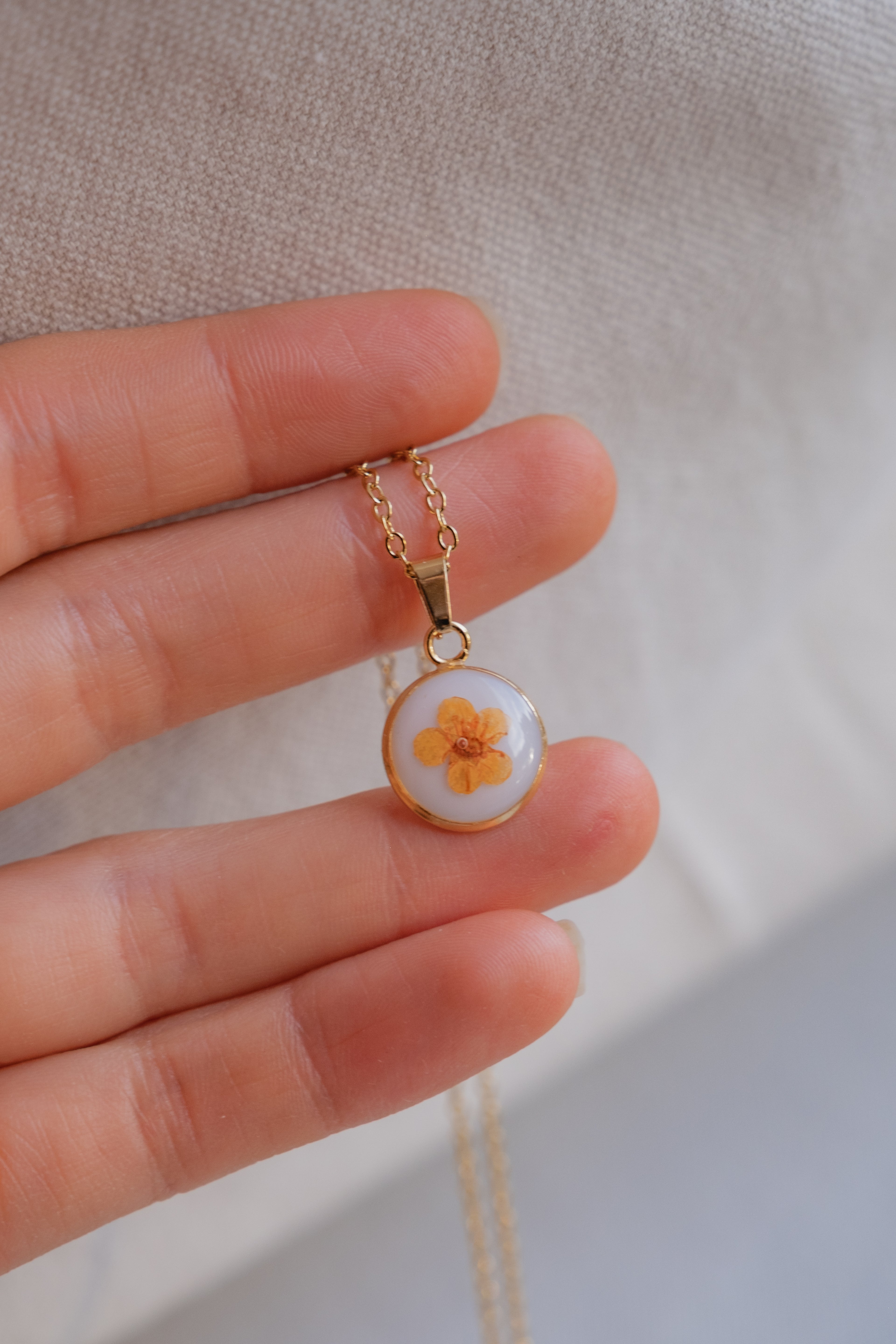 Collana fondo colorato con narciso arancione